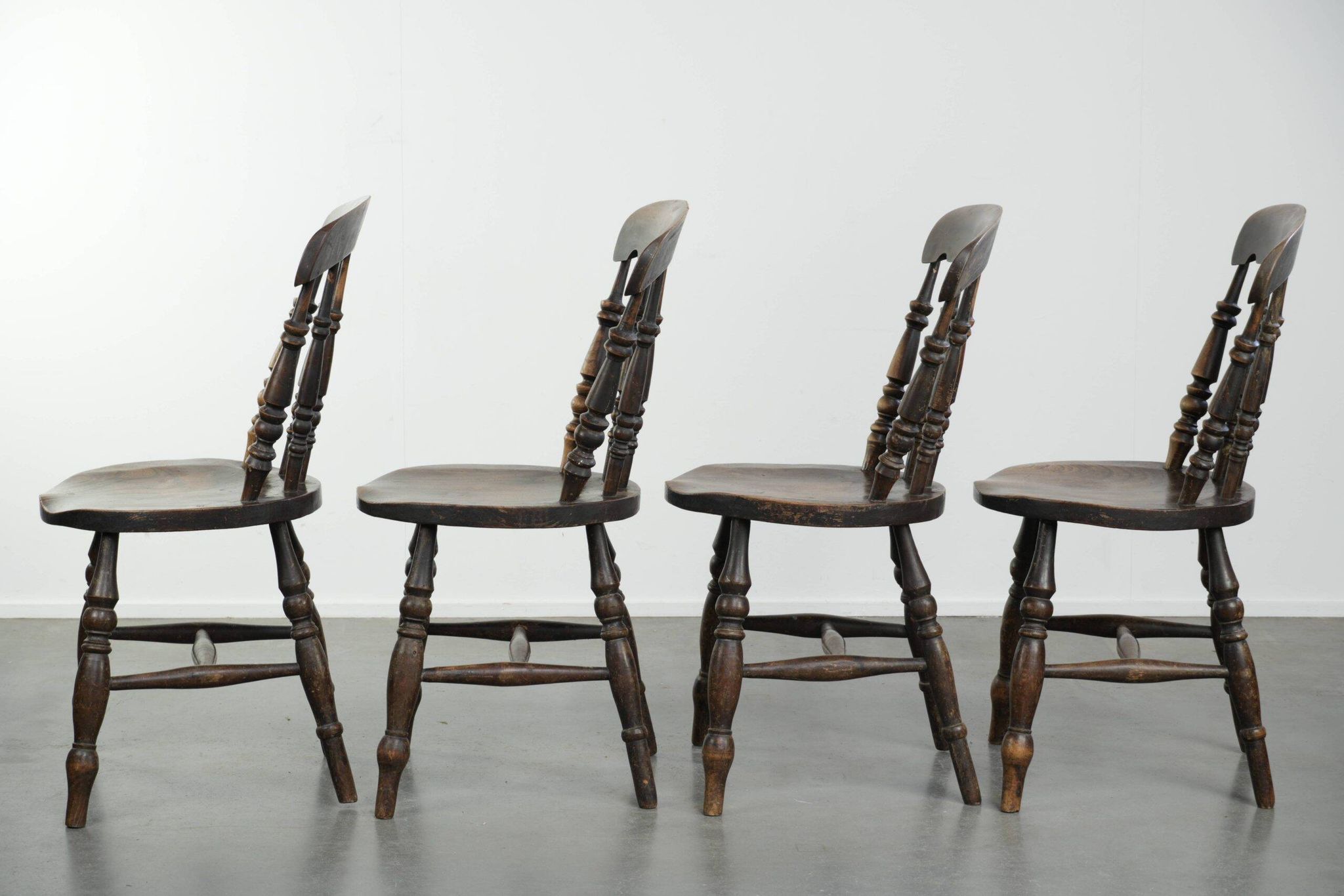Set of 4 antique English wooden Windsor pub/bistro chairs from 19th century