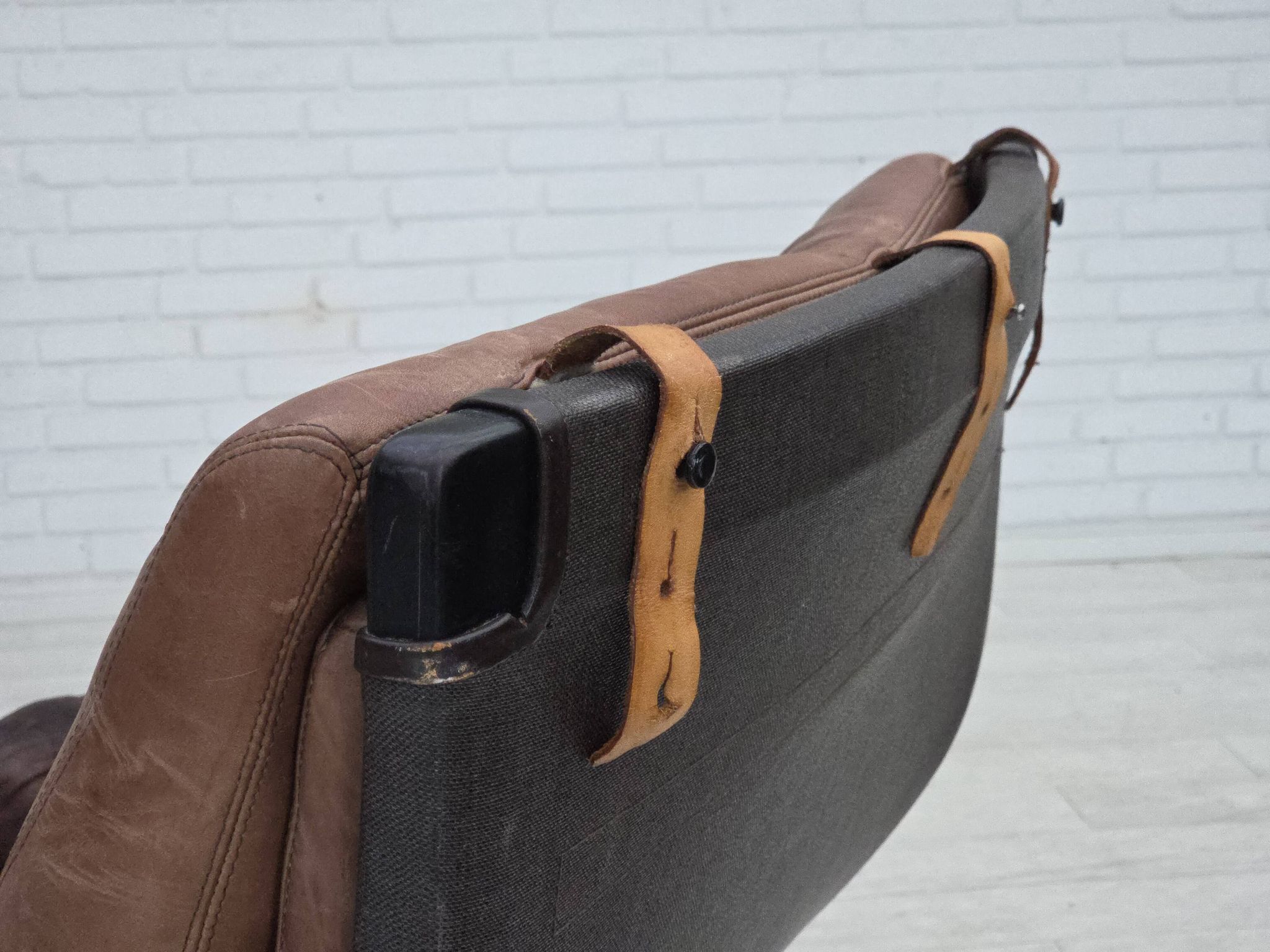 Années 1970, design suédois de Bruno Mathsson, modèle « Pernilla », cuir.