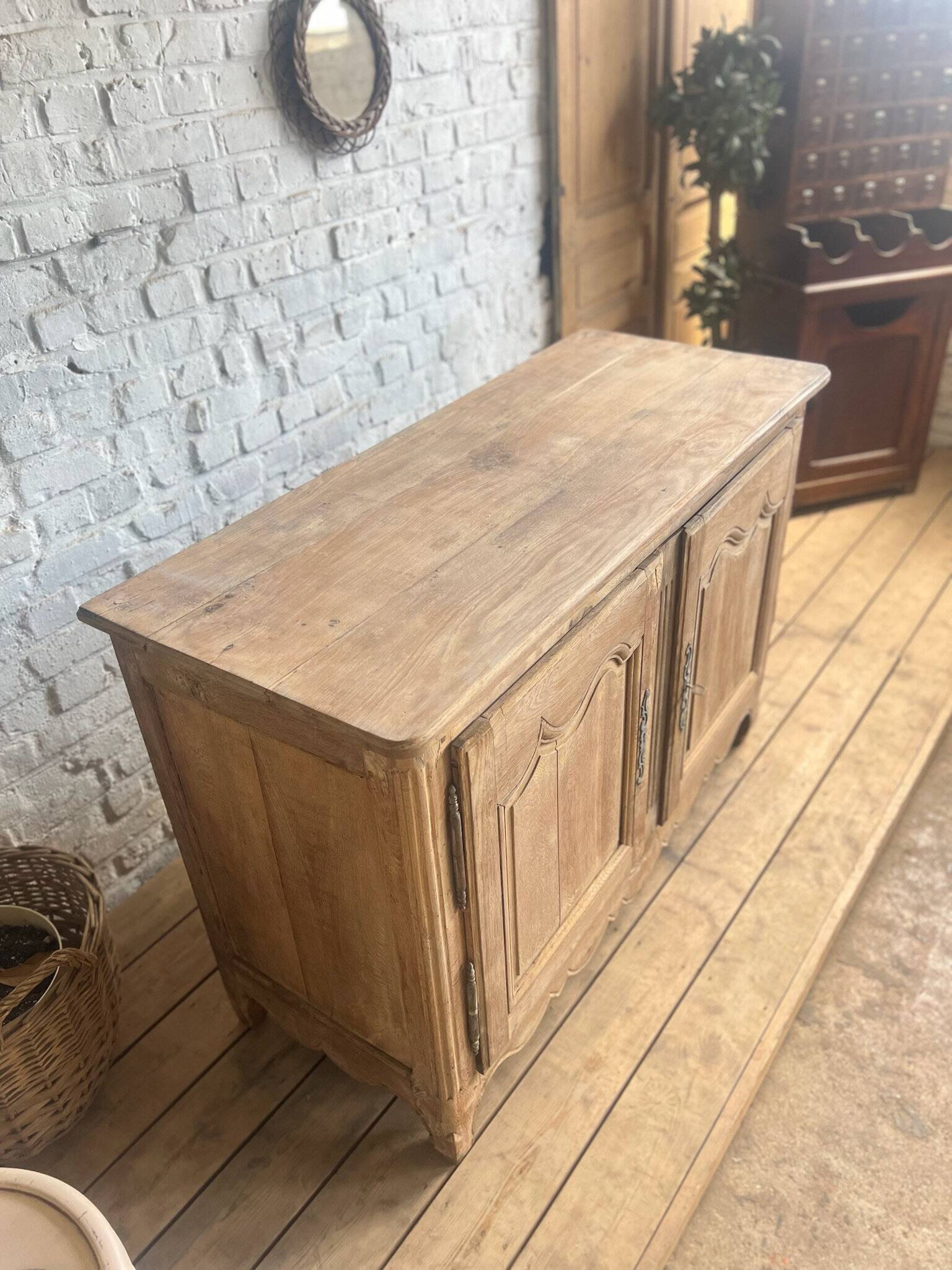 Ancien buffet de chasse en chêne massif