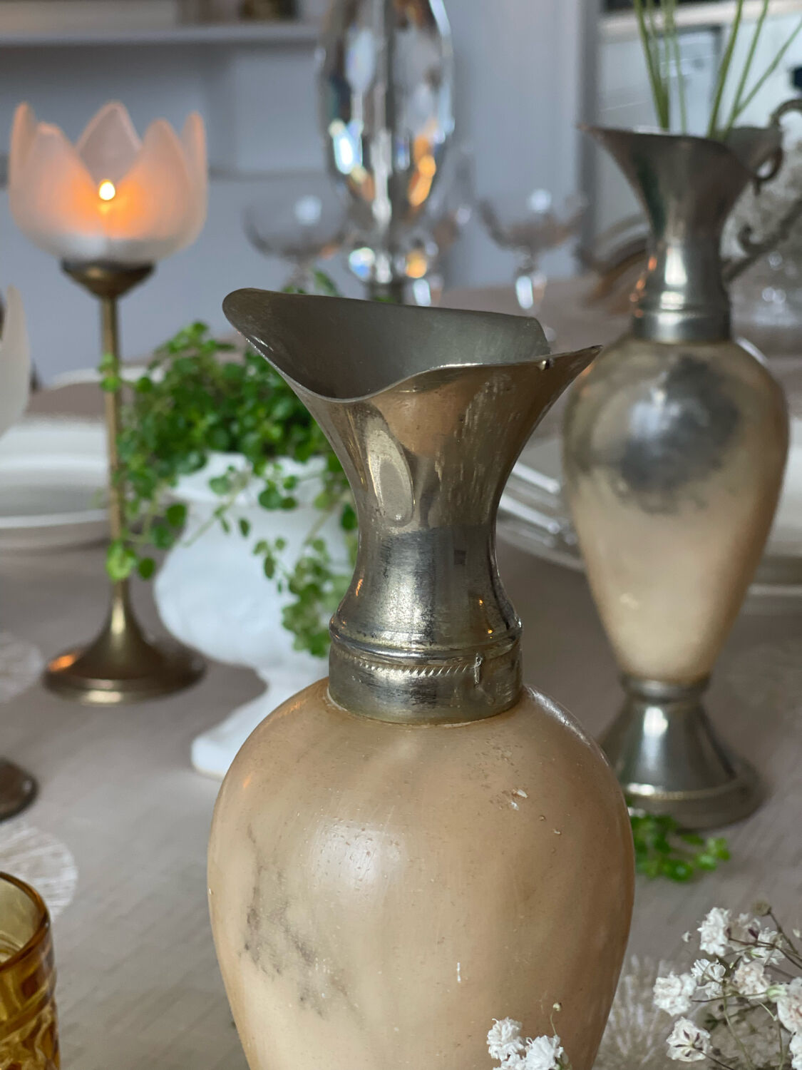 2 alabaster soliflores