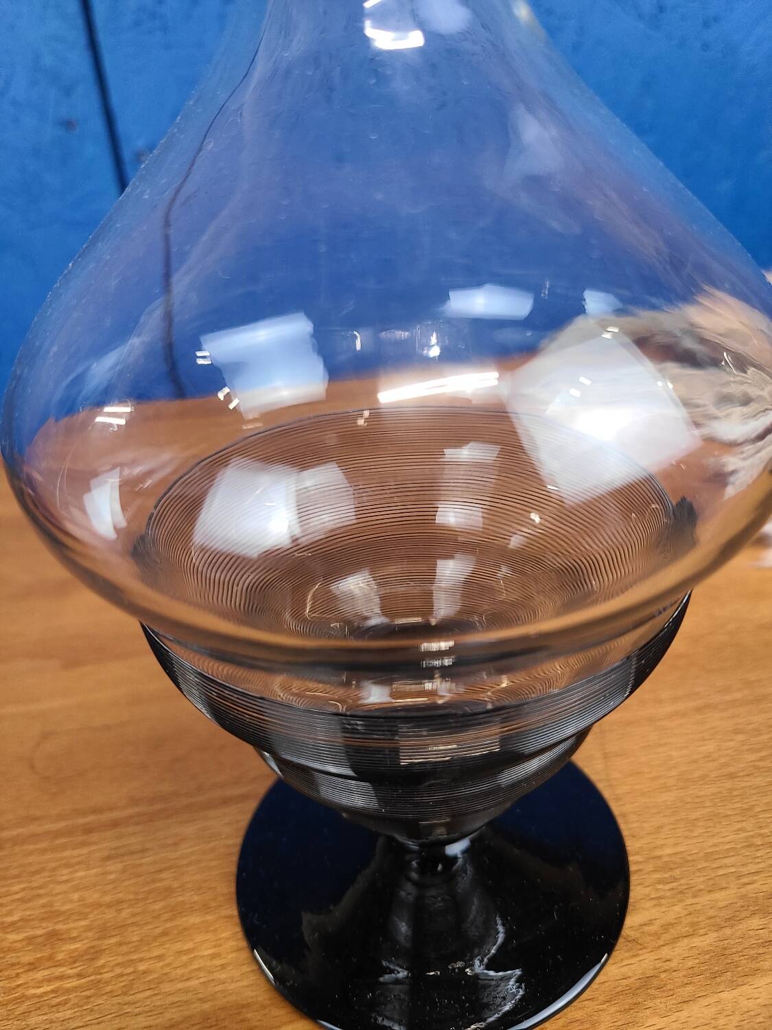 Vase vintage en verre, détails noirs en relief