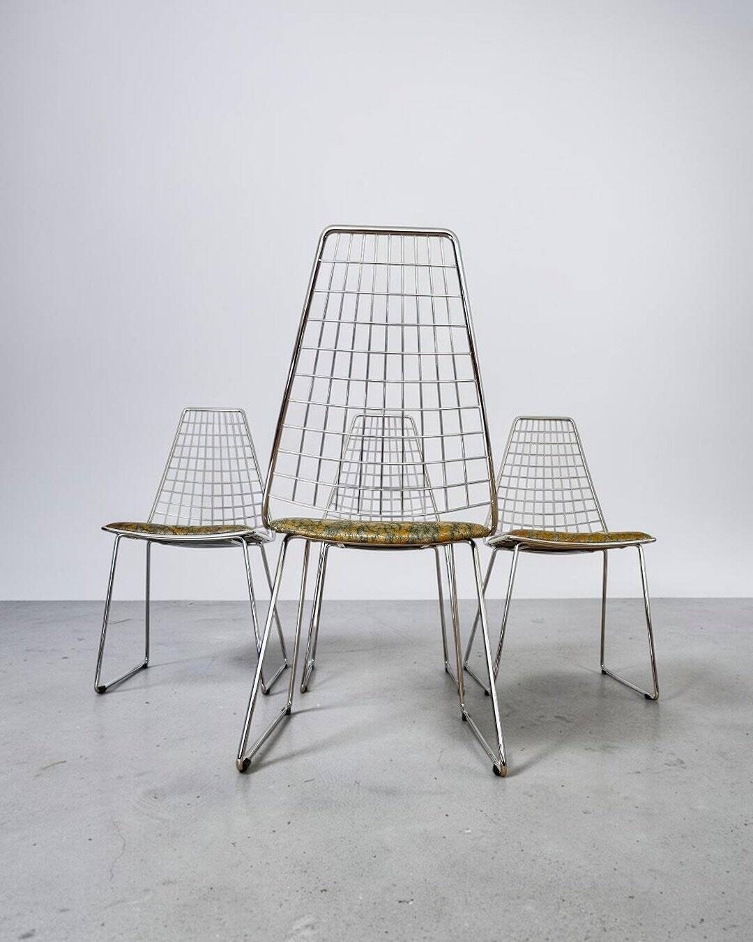 Set de 4 chaises design en cuir décoré à main et acier, années 1970