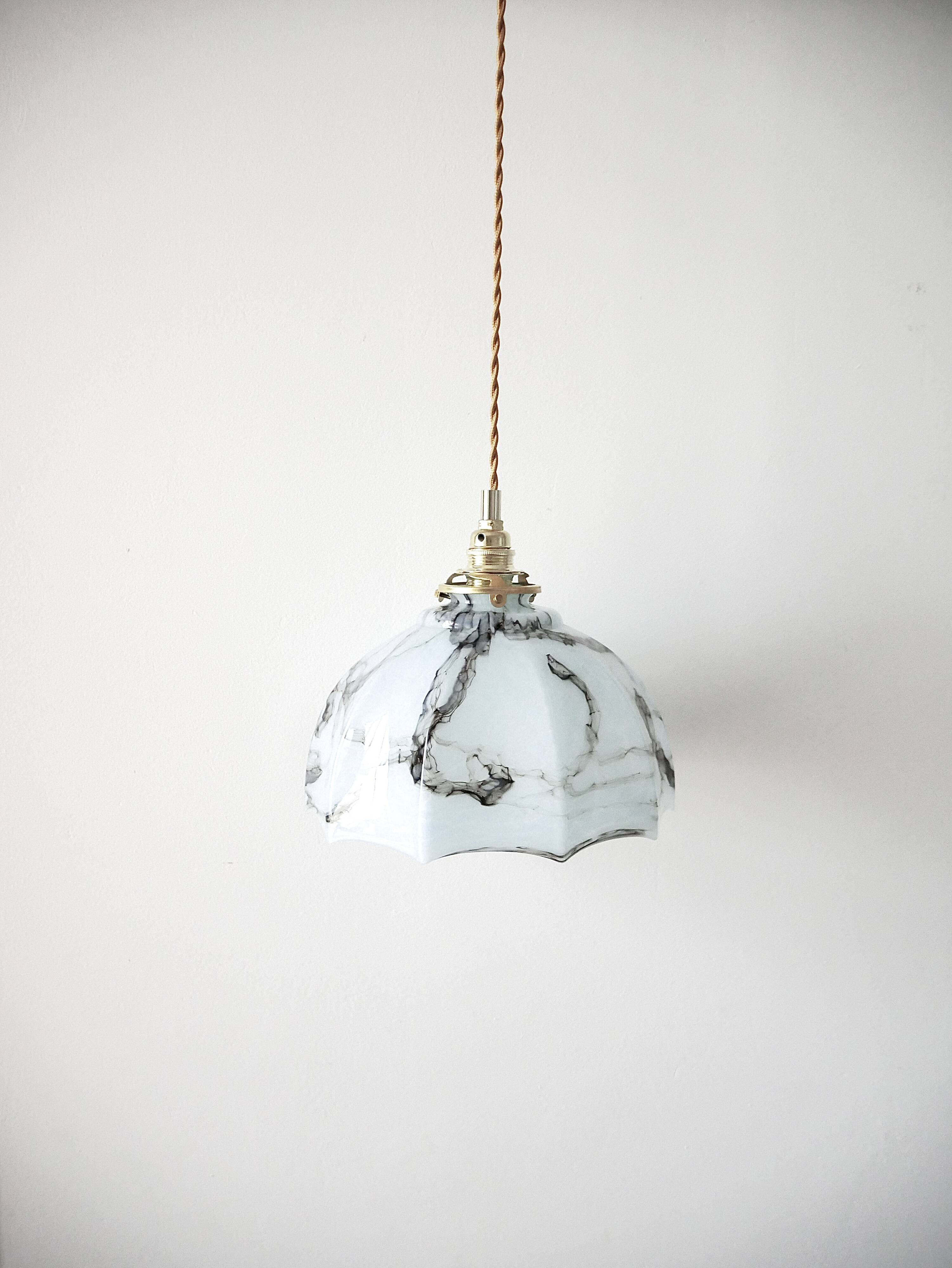Blue opaline suspension