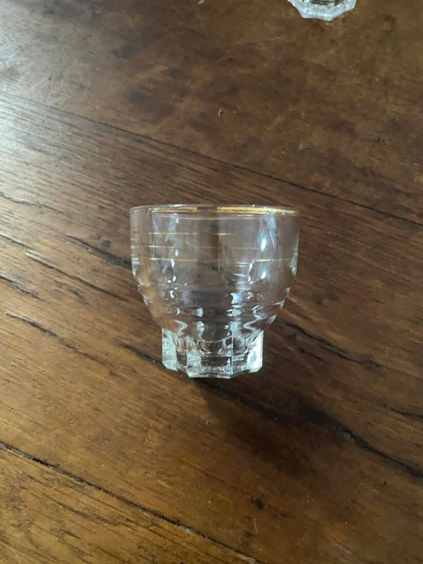 9 verres vintage au liseré doré .