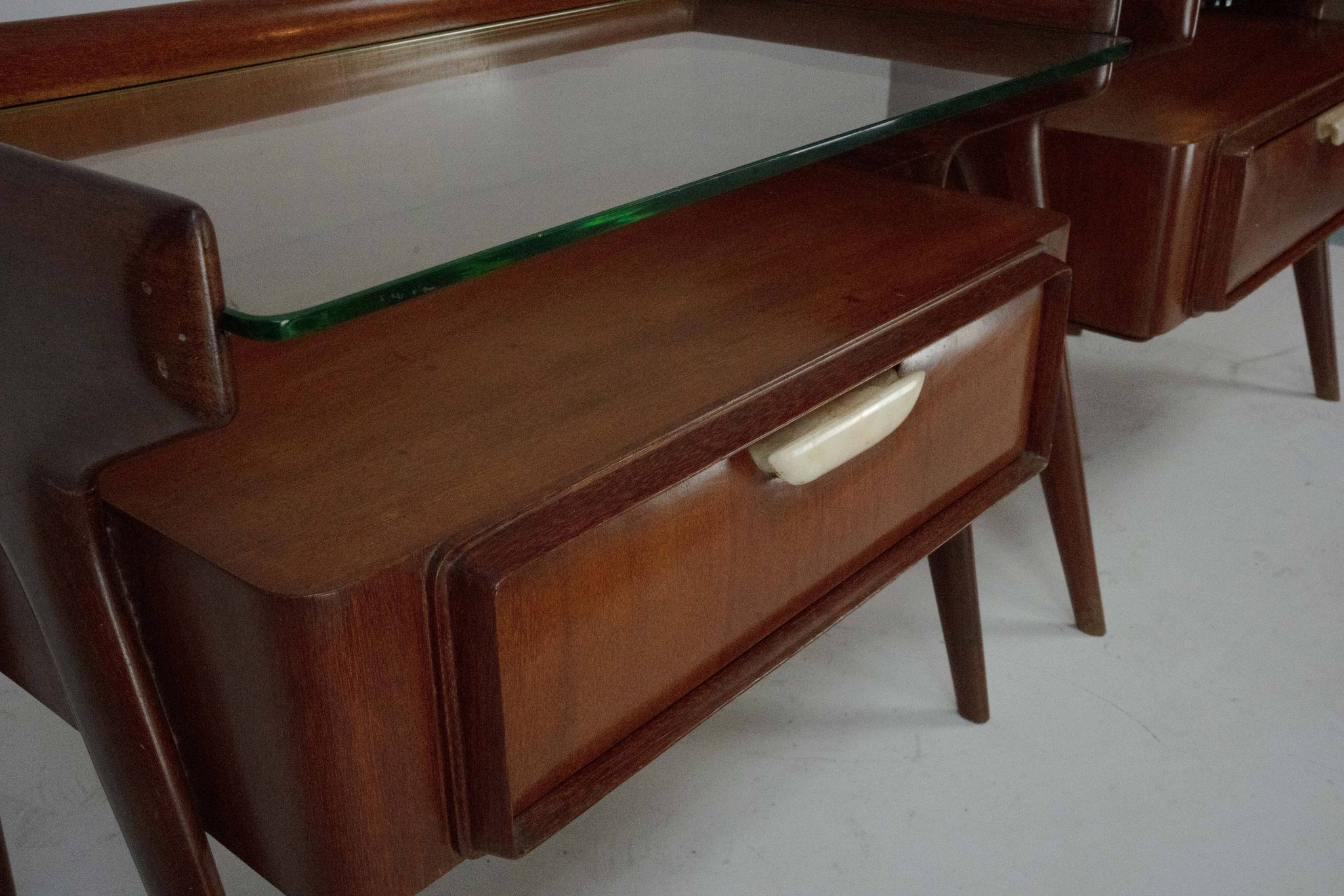 Paire de tables de chevet italiennes Mid-Century Modern, années 1950.