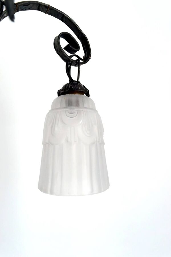 Lustre en fer forgé, tulipes / vasque en verre pressé-moulé, Art Deco, 1930