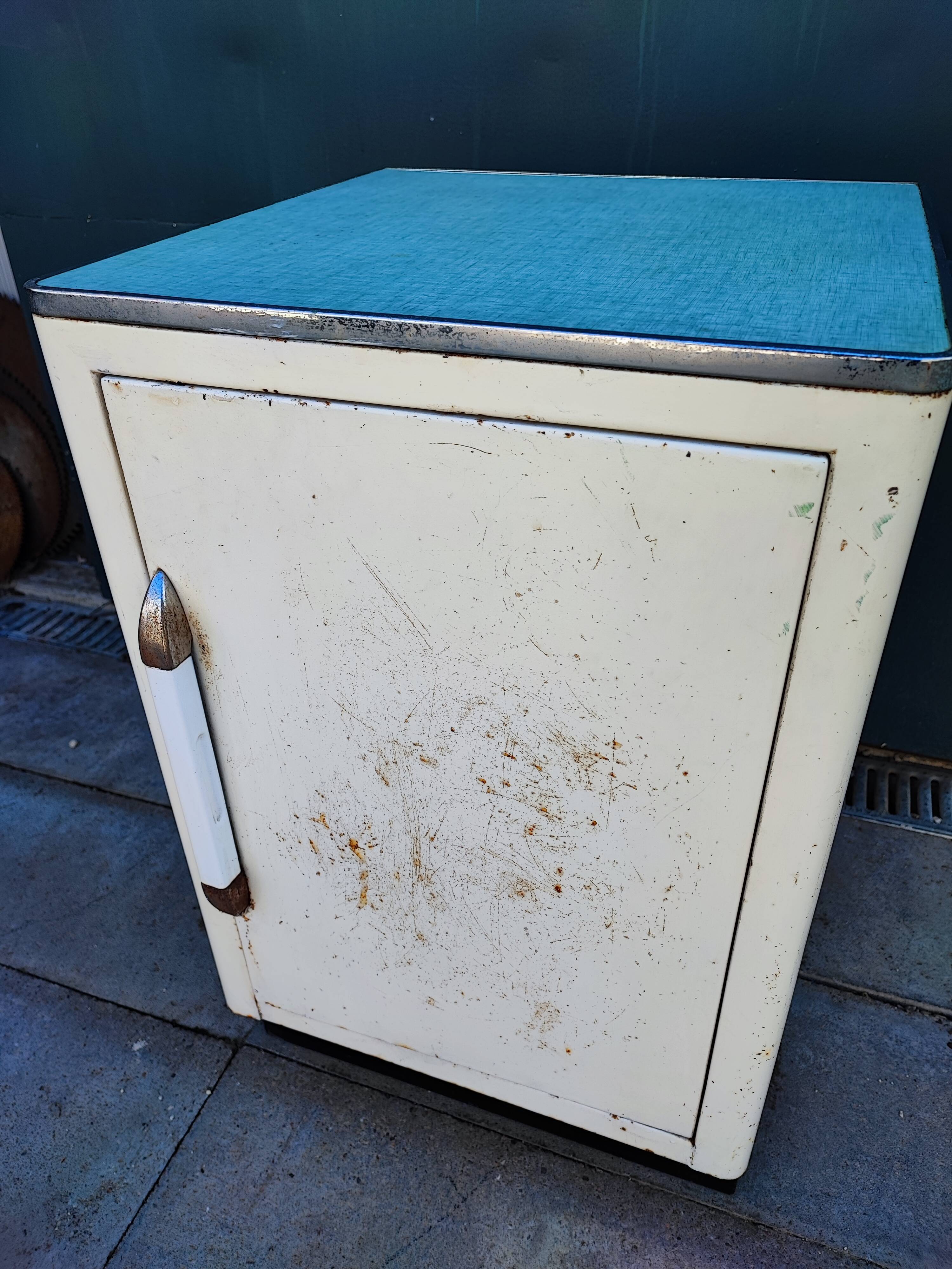 Meuble armoire de cuisine métallique