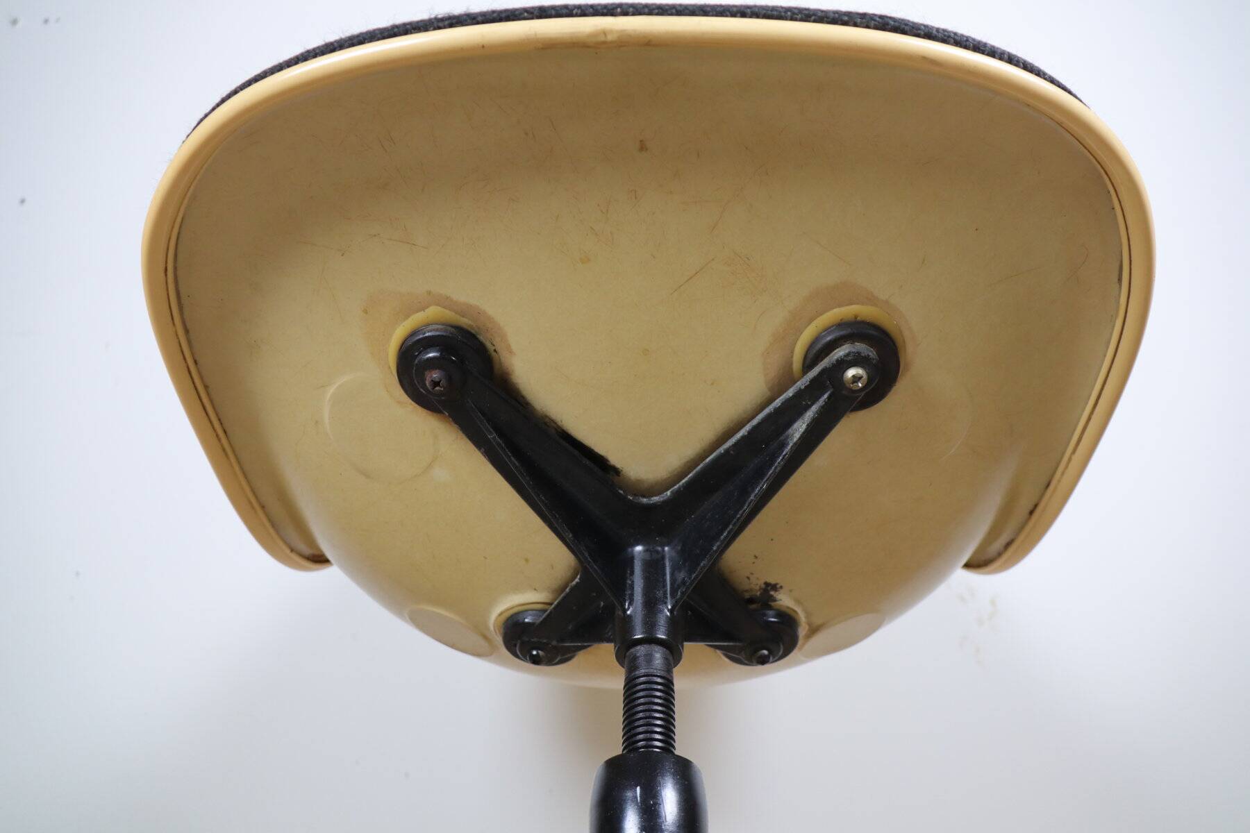 Chaise Eames Herman Miller - Fibre de verre pivotante réglable – 1960