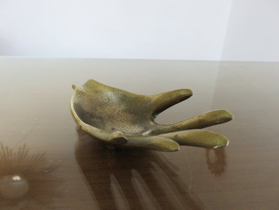 Years 70 hand-shaped ashtray brass