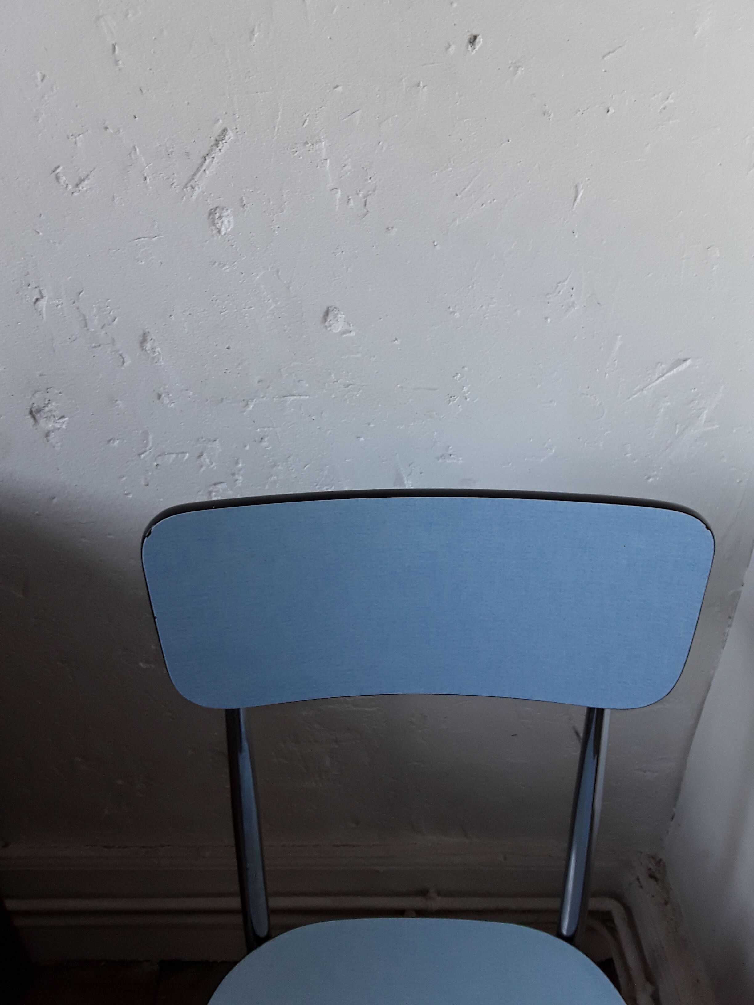 Chaise formica avec pieds à embouts chromés