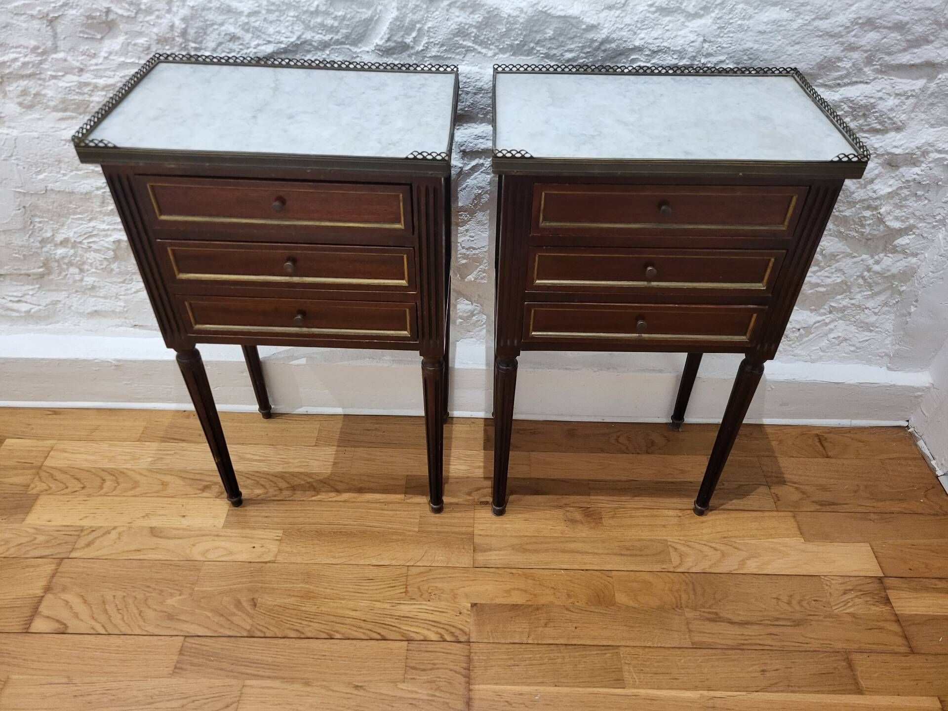 Pair of Louis XVI bedside tables in mahogany - white marble - 3 drawers - gilded