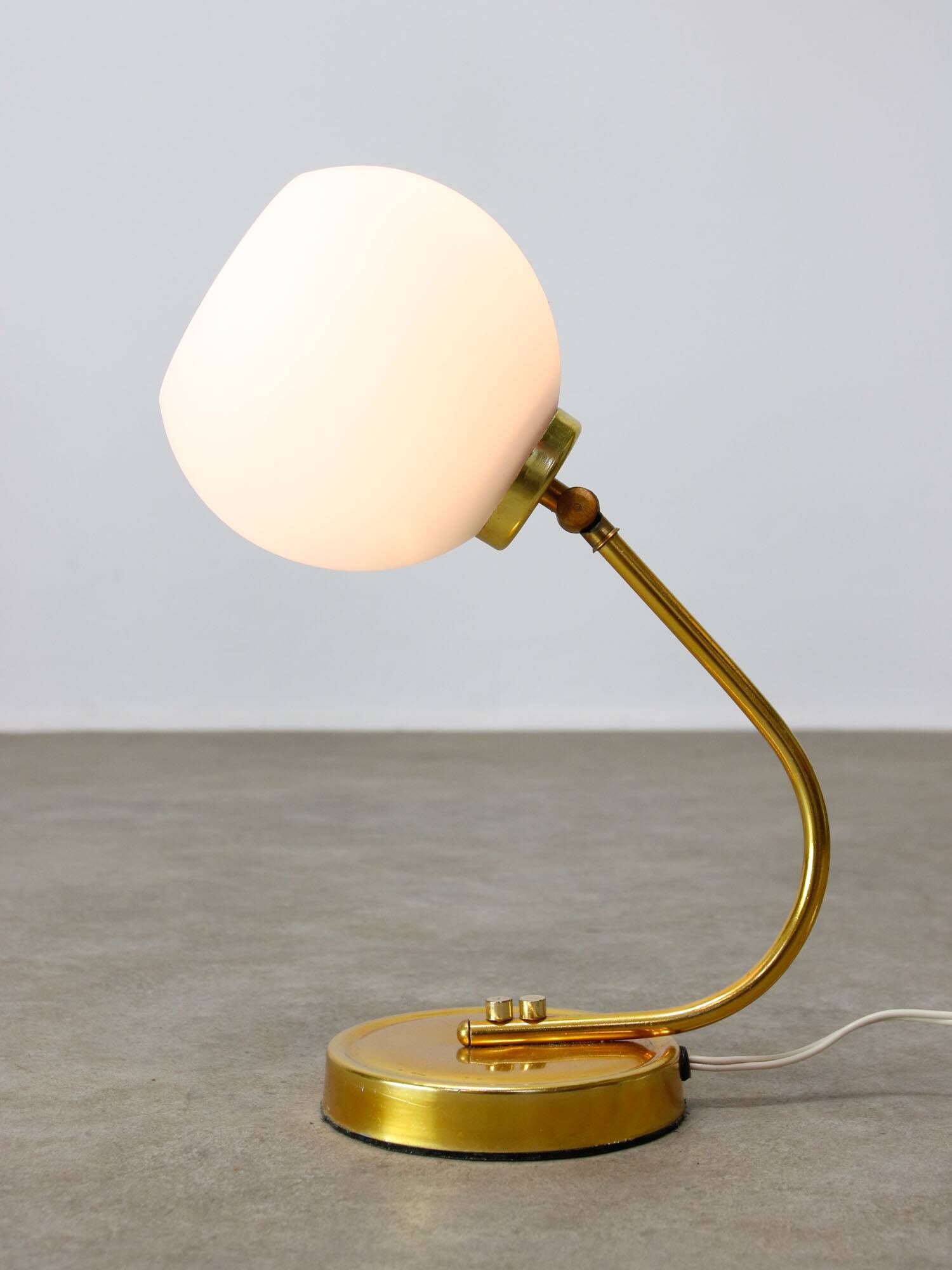 Lampe de table italienne vintage de couleur dorée