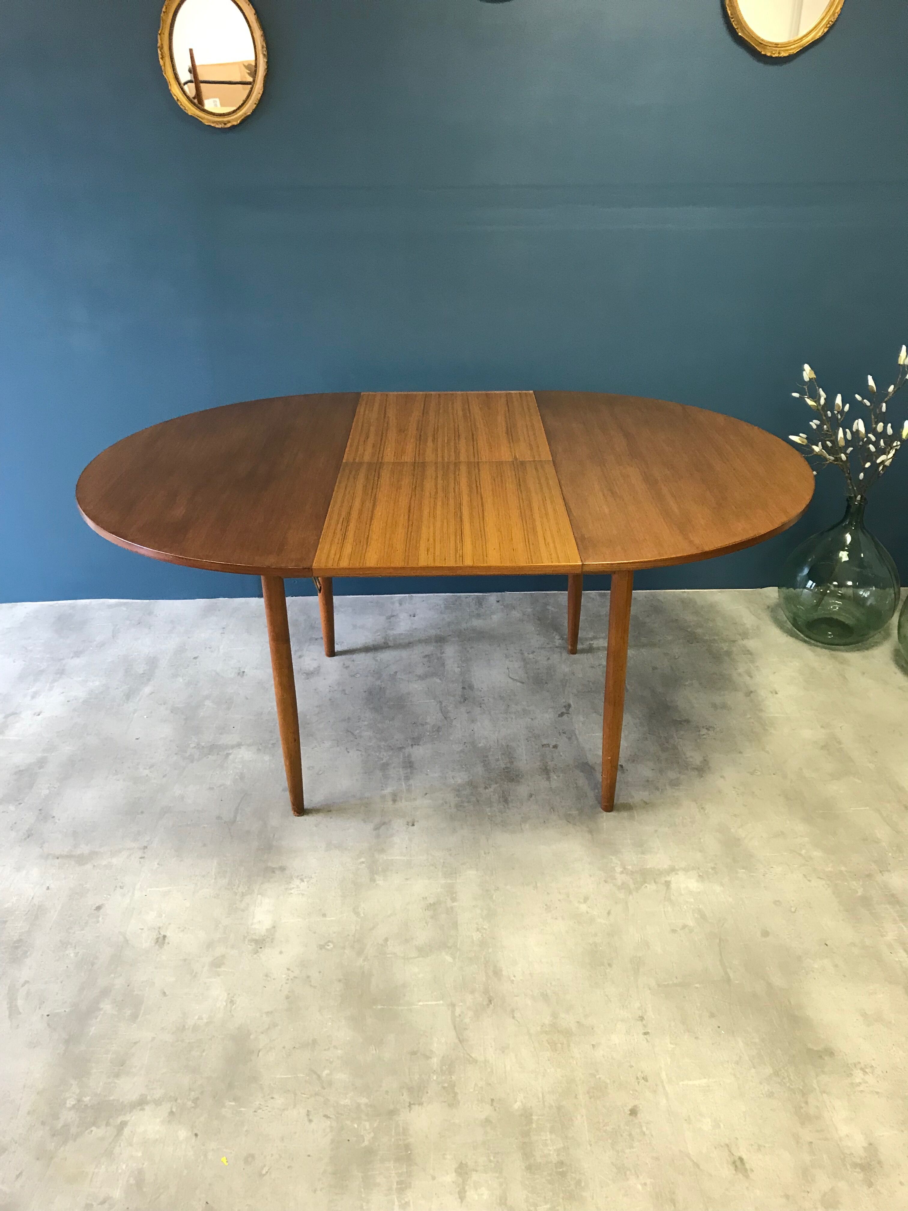 Vintage expandable round table