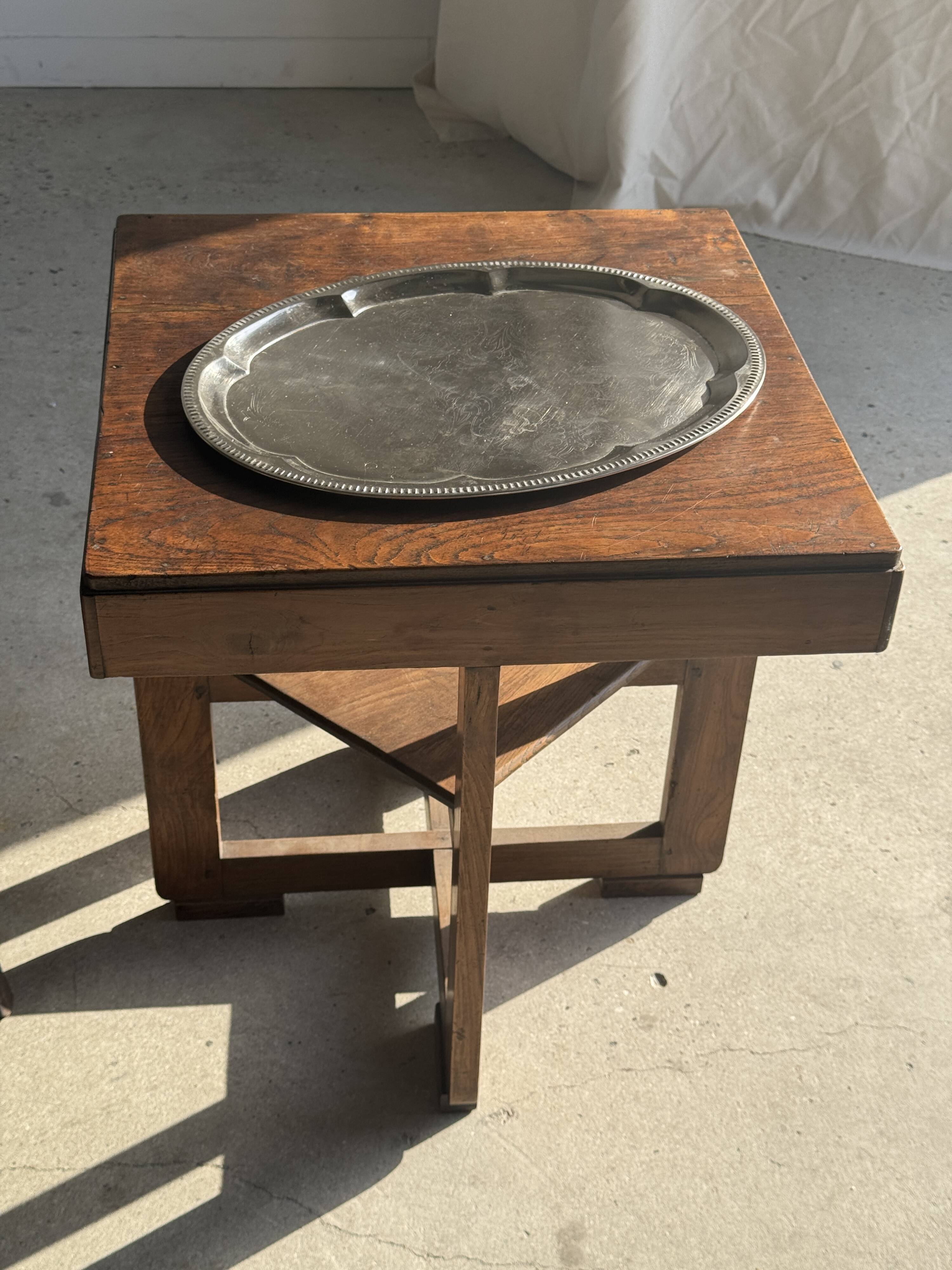Large oval engraved platter in silver-plated metal 34x45.