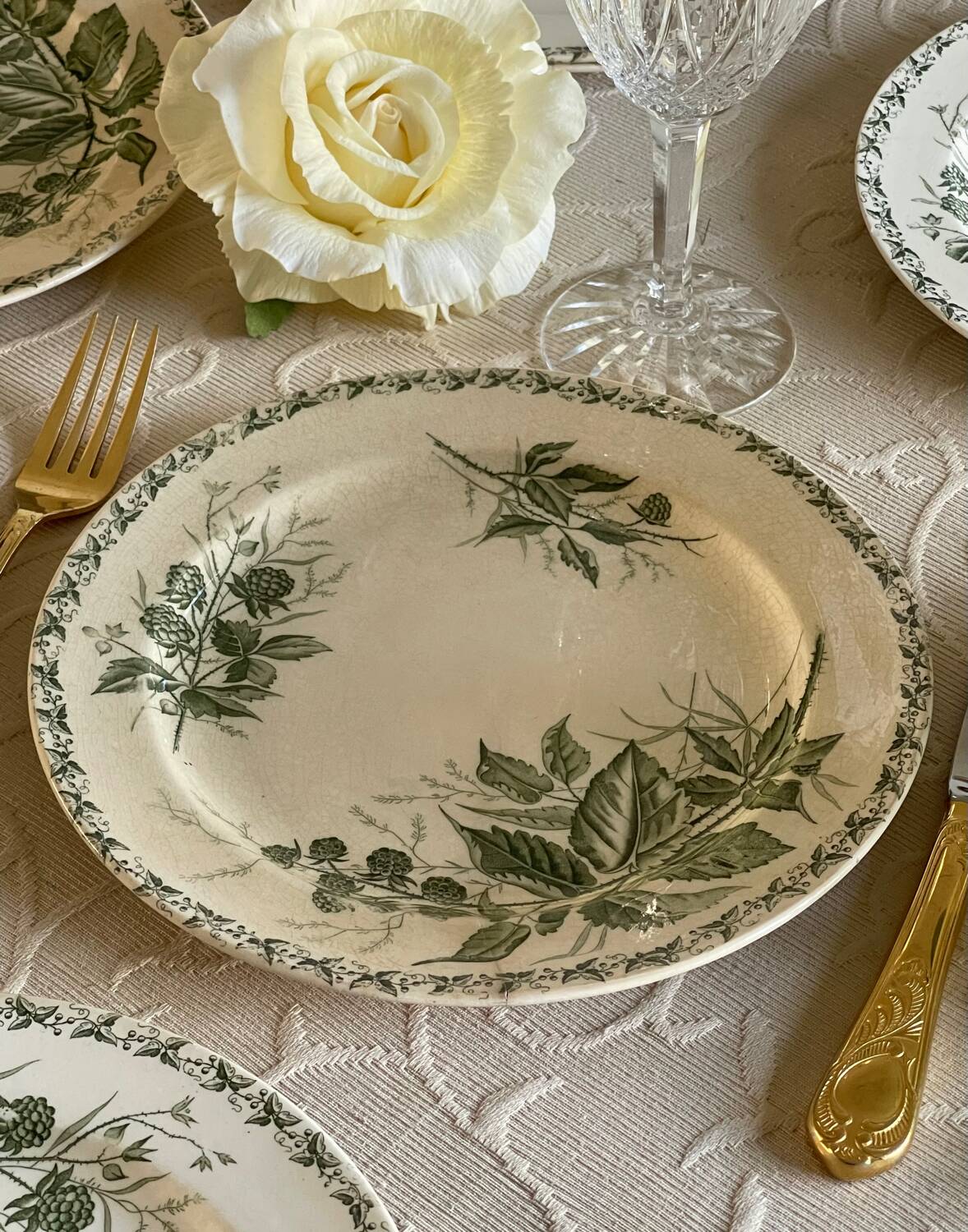 7 flat plates made of ironstone.