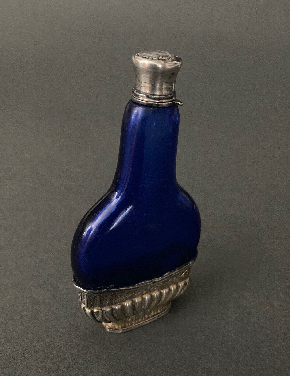 Flacon à sels XIXe monté argent cristal bleu