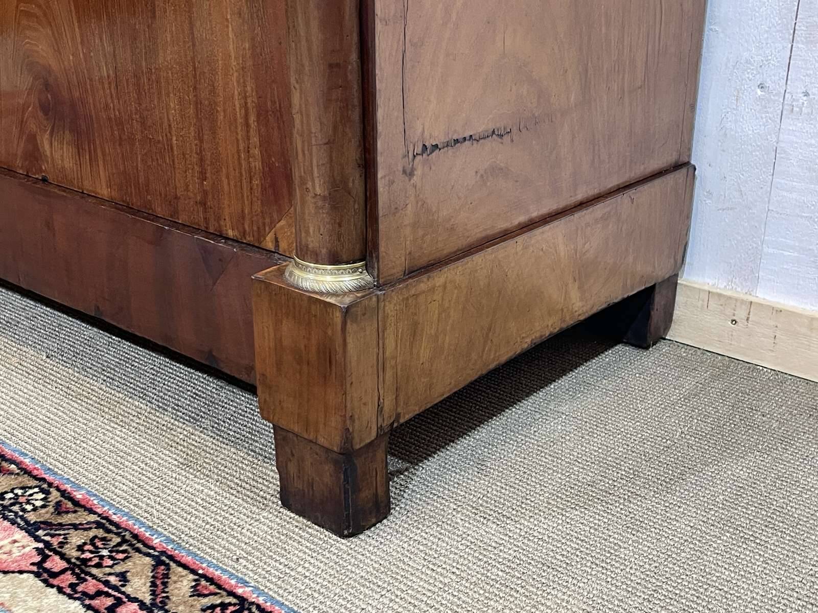 Buffet Empire début XIXème en acajou et dessus marbre noir