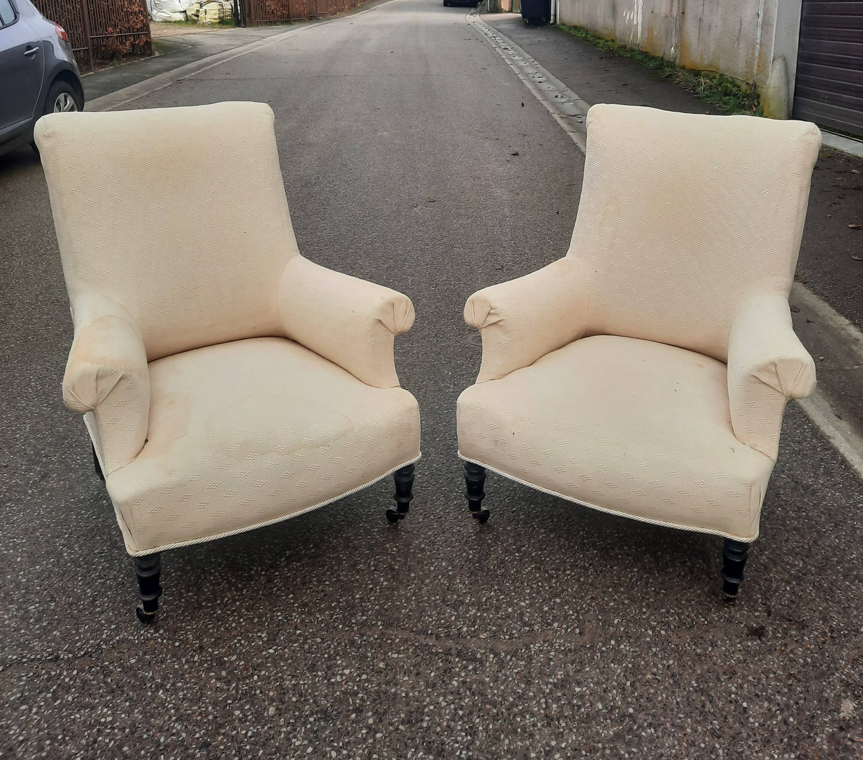 Paire de fauteuils en tissu écru et bois