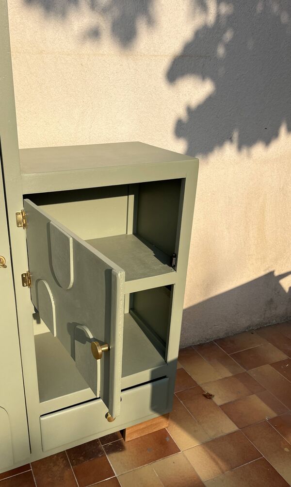 Armoire asymétrique vintage peinte en vert