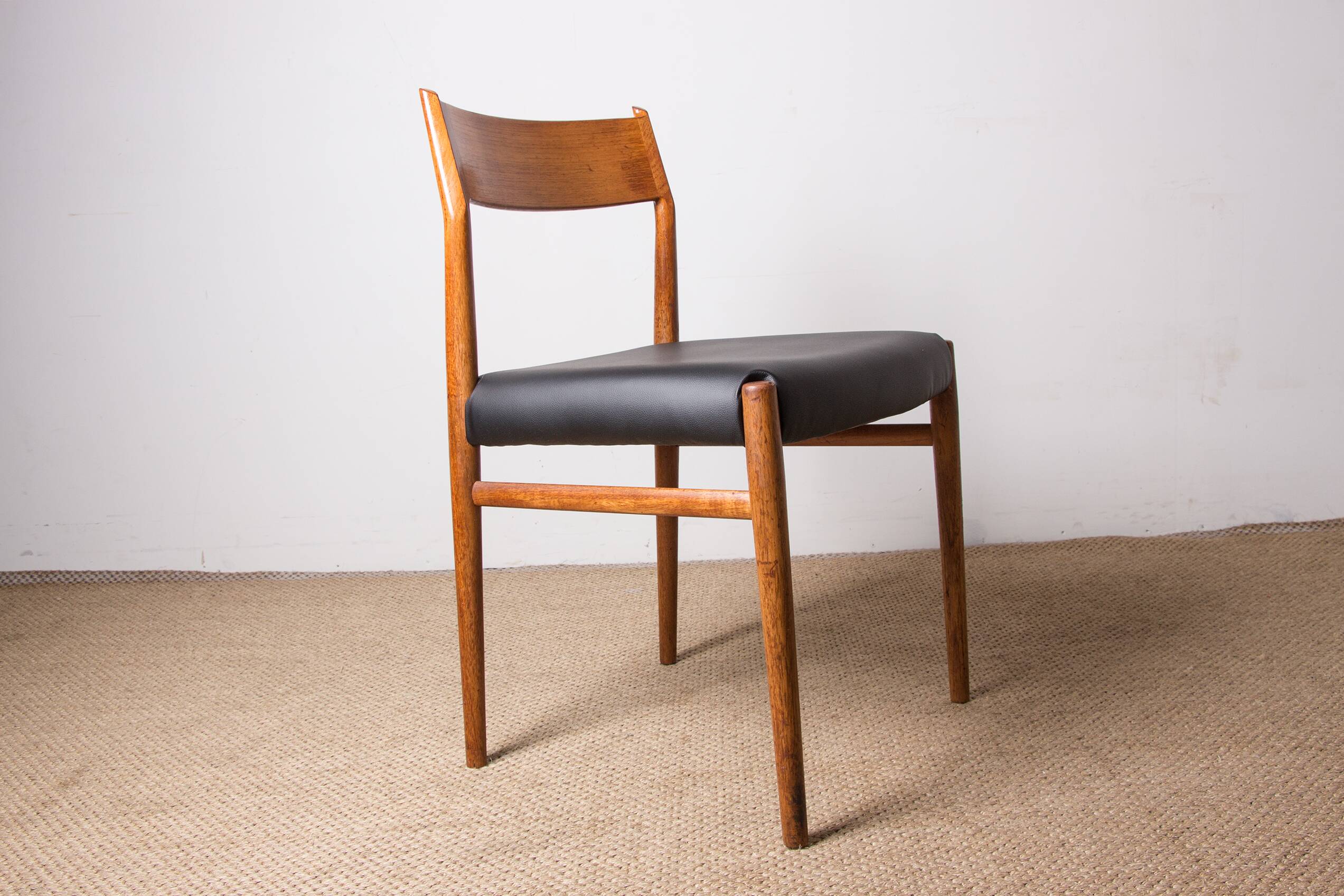 6 Danish chairs in teak and new skai, model 418 by Arne Vodder 1960.