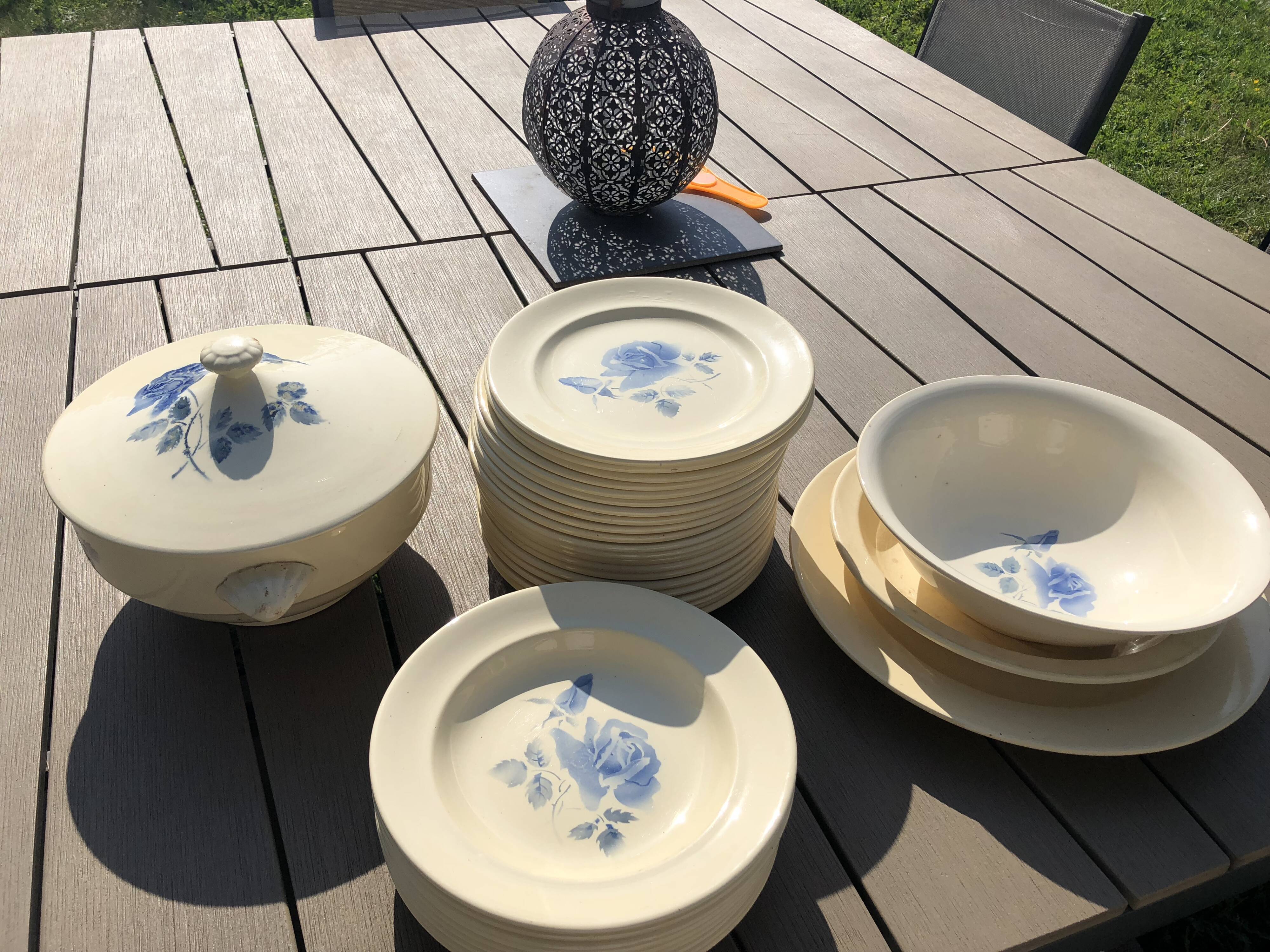 Service table 50 years cream digoin faience with blue rose decor