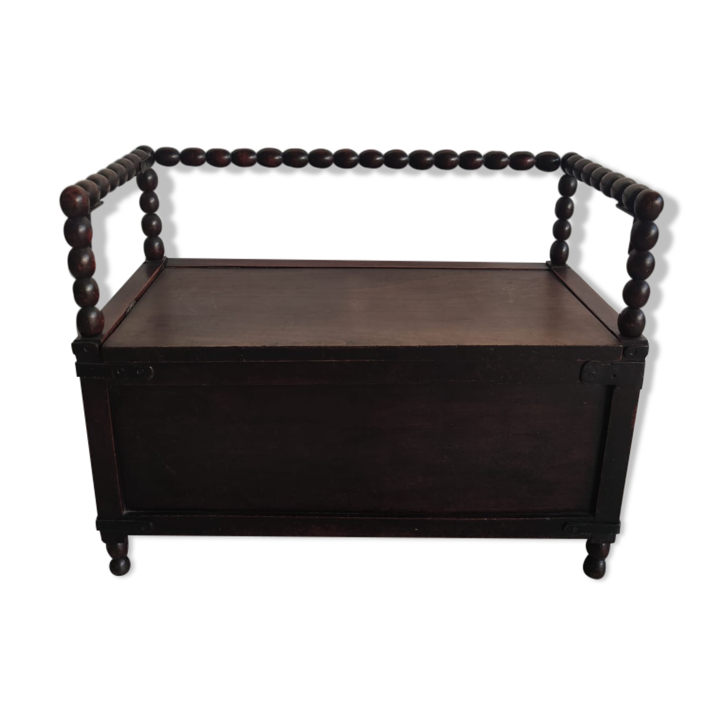 Natural wood chest forming a bench, ringed shoulders