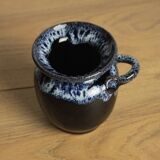 Ancien petit pot en céramique bleu foncé et clair avec une anse vase déco