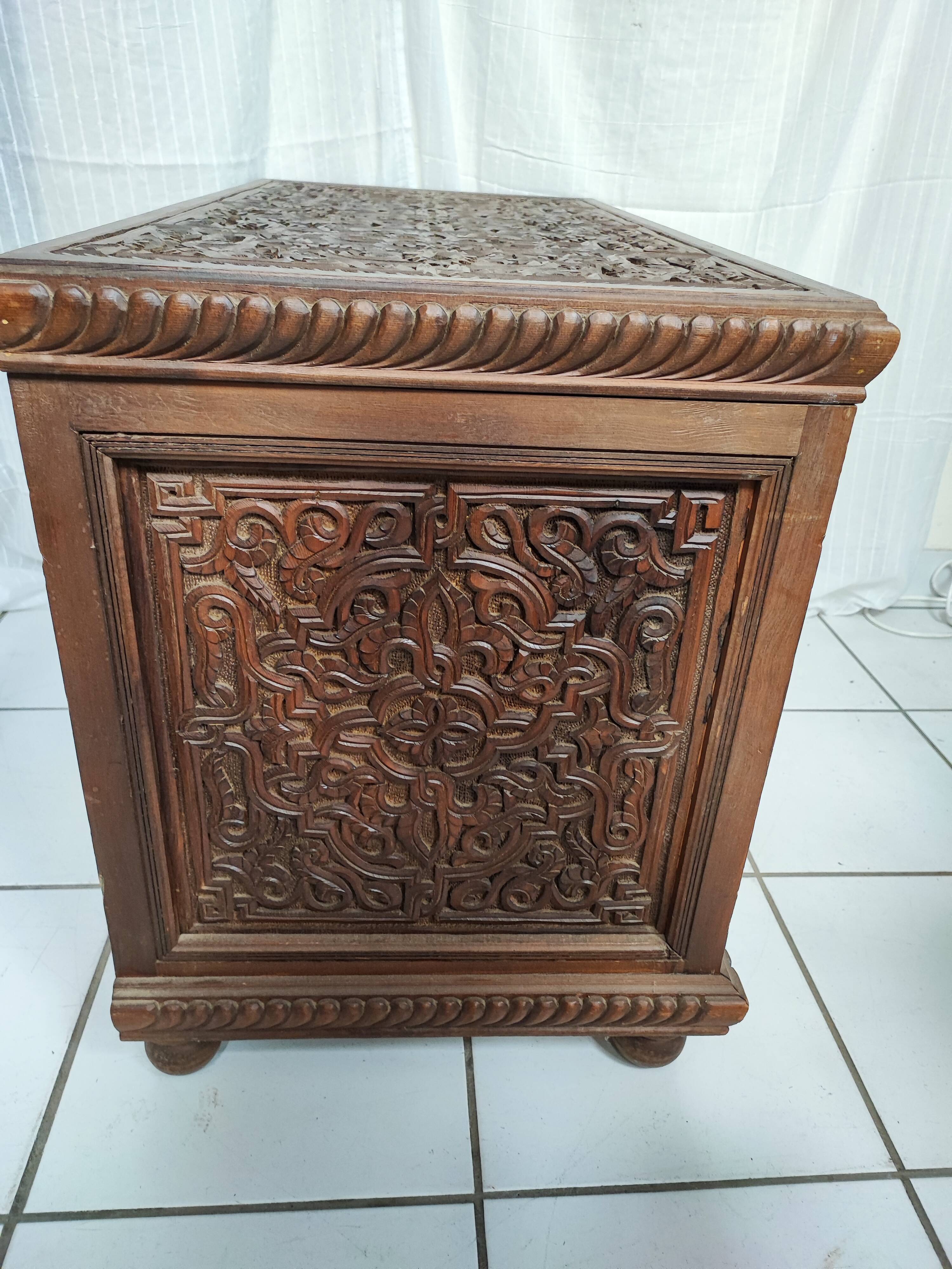 Ancien coffre en bois sculpté oriental