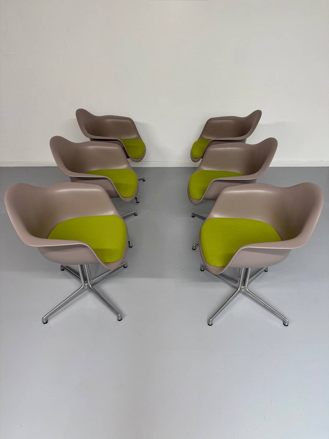Lot of 6 plastic armchair chairs design Eames VITRA La fonda gray base