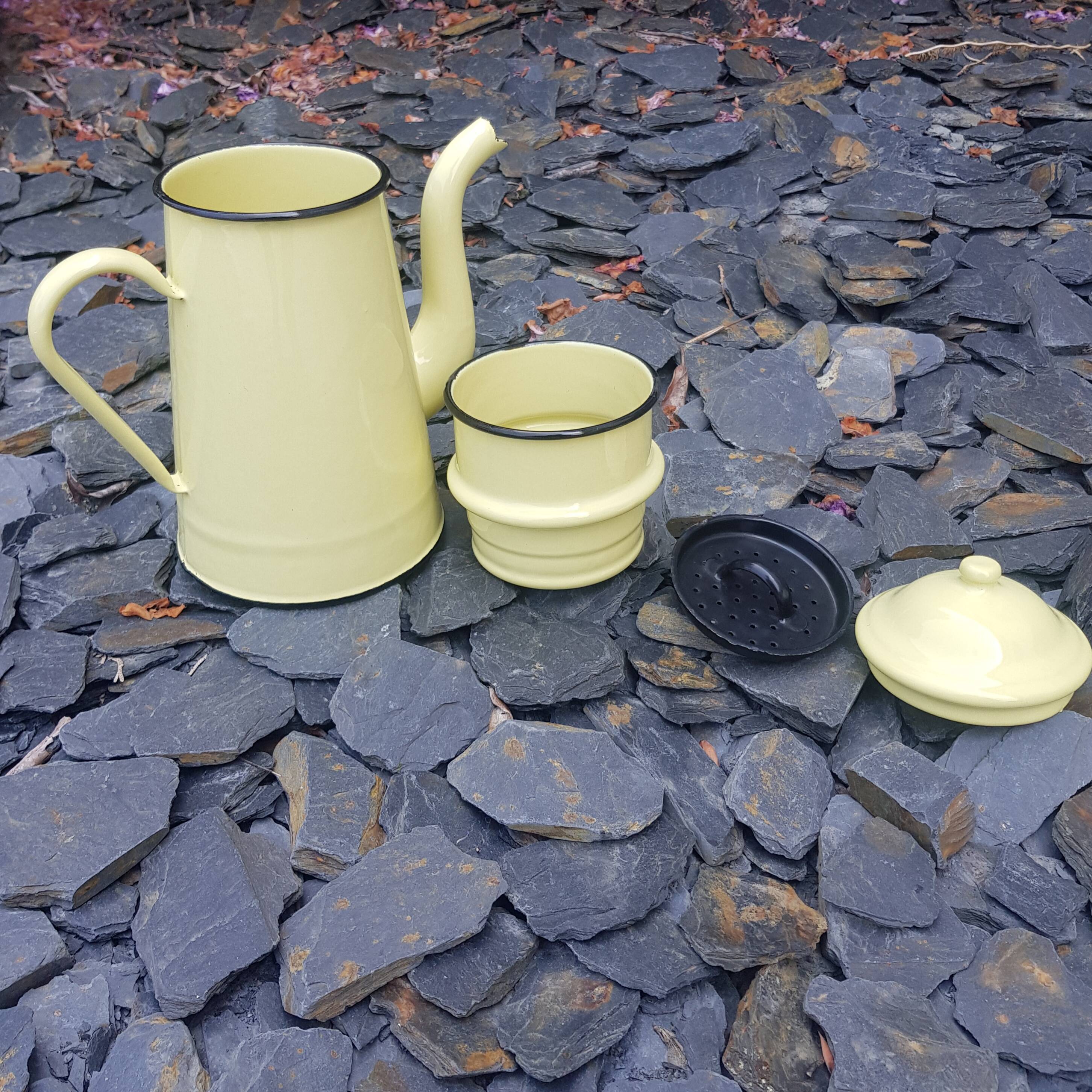 Cafetière en tôle émaillée jaune