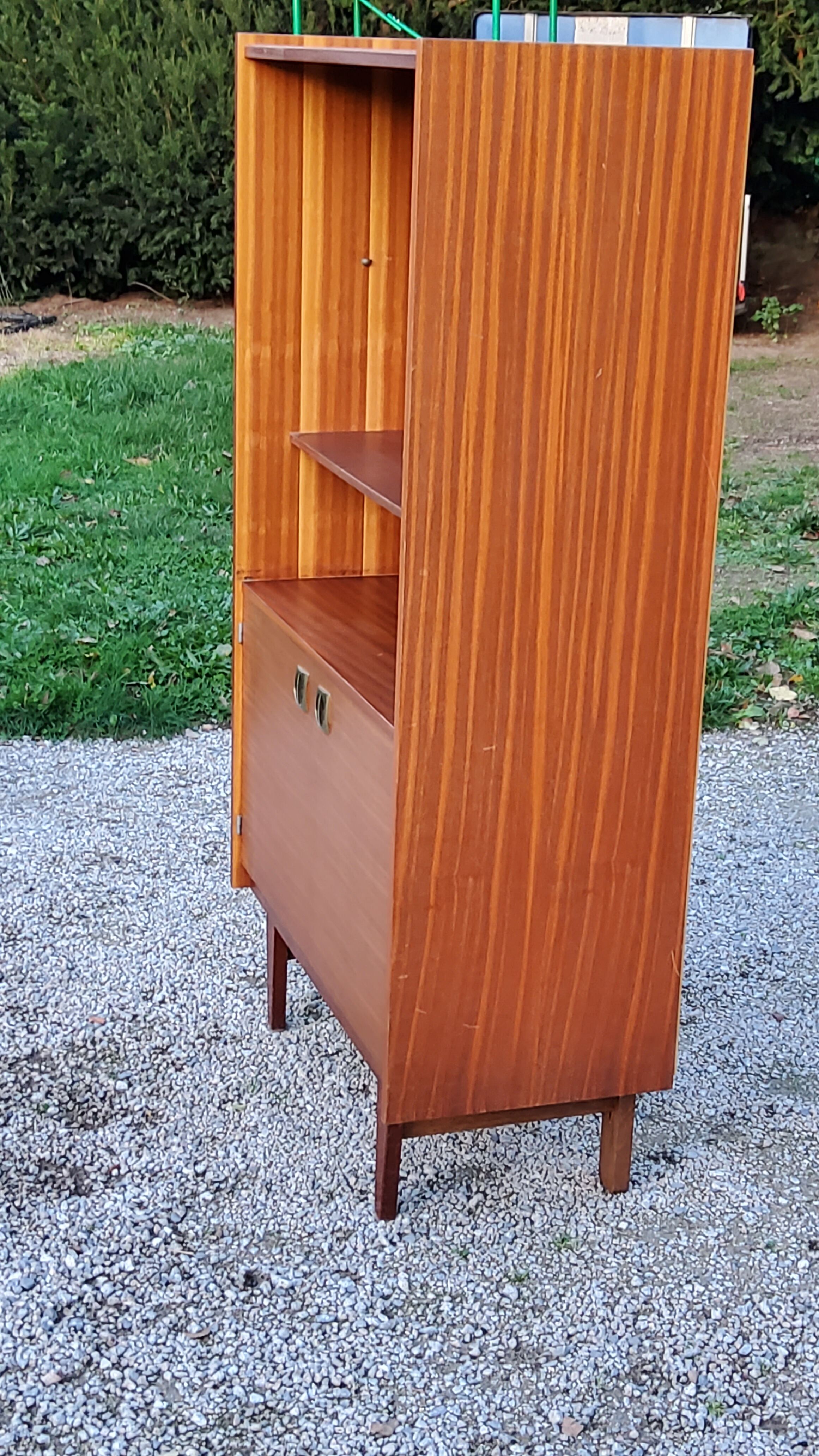 Bibliothèque des années 60/70  en acajou doré pieds fuseaux