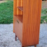 Bookcase from the 60s/70s in golden mahogany with bobbin feet