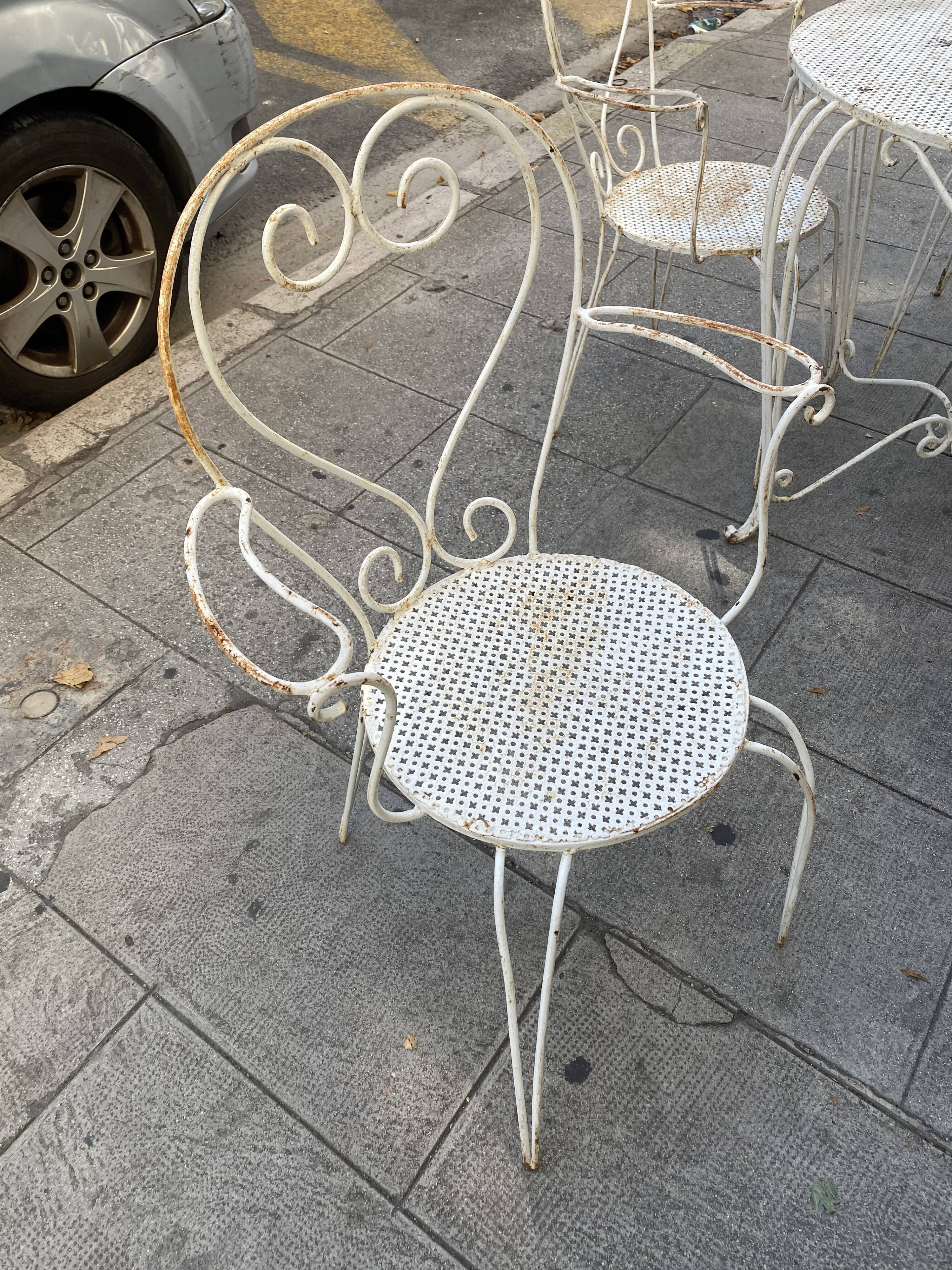 Table de jardin et 4 chaises en fer blanc