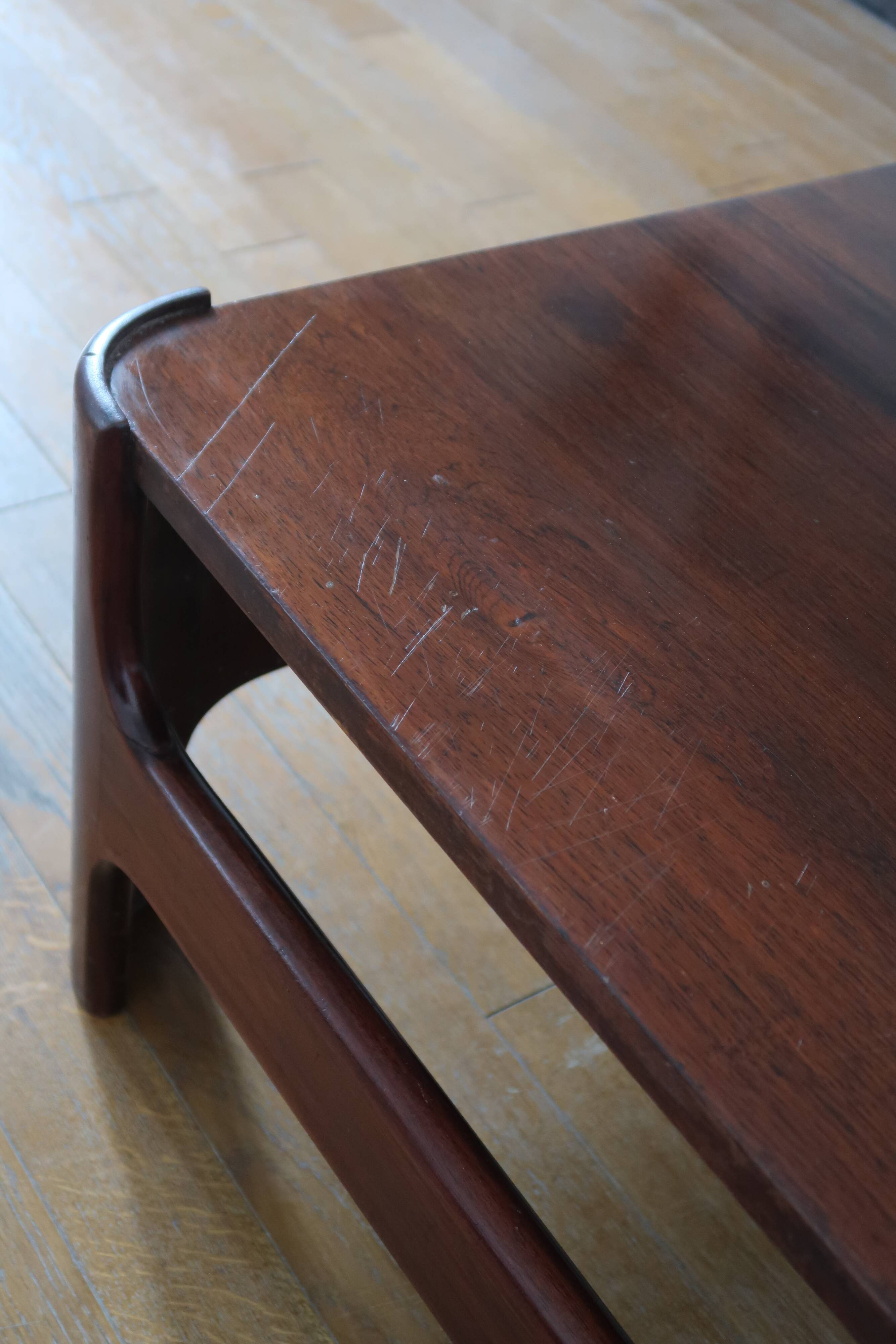 Table basse carré moderniste