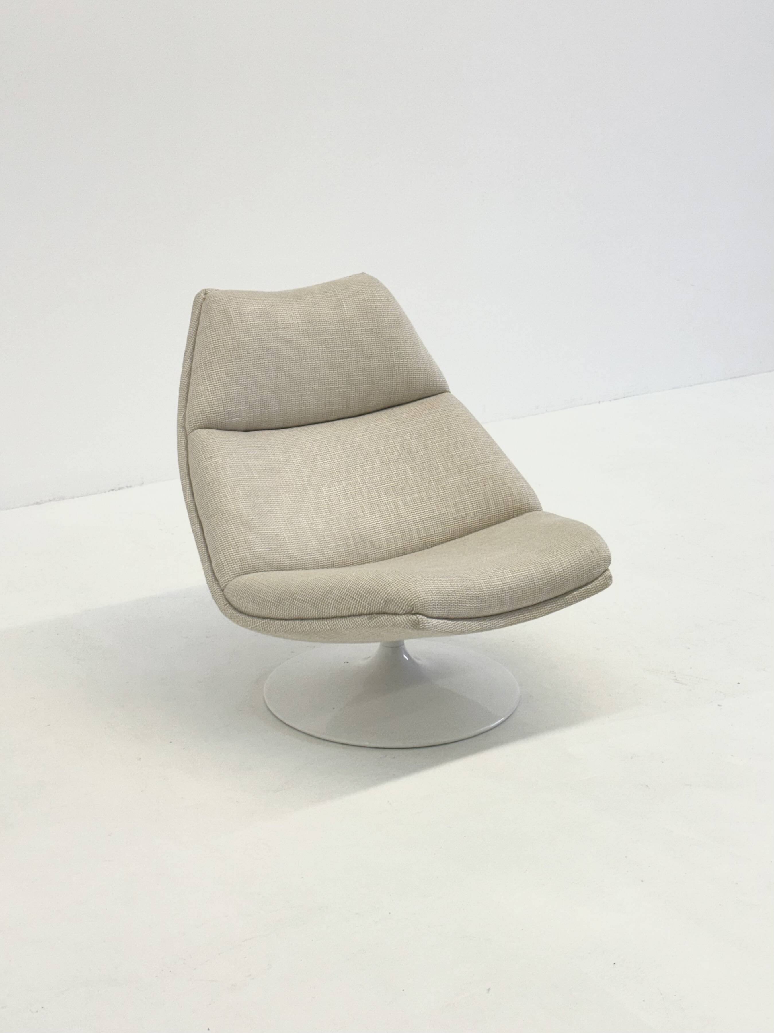 Artifort F511 armchair in cream