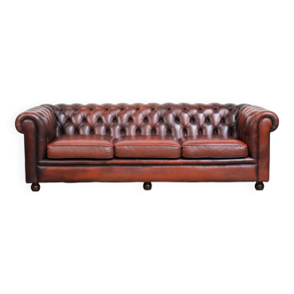 Canapé Chesterfield 3 places en cuir de vachette rouge-brun, charmant et intemporel, de style anglais et plein de caractère.