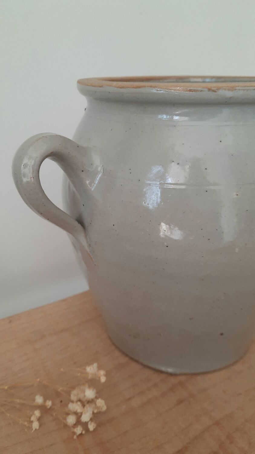 Stoneware jug pot