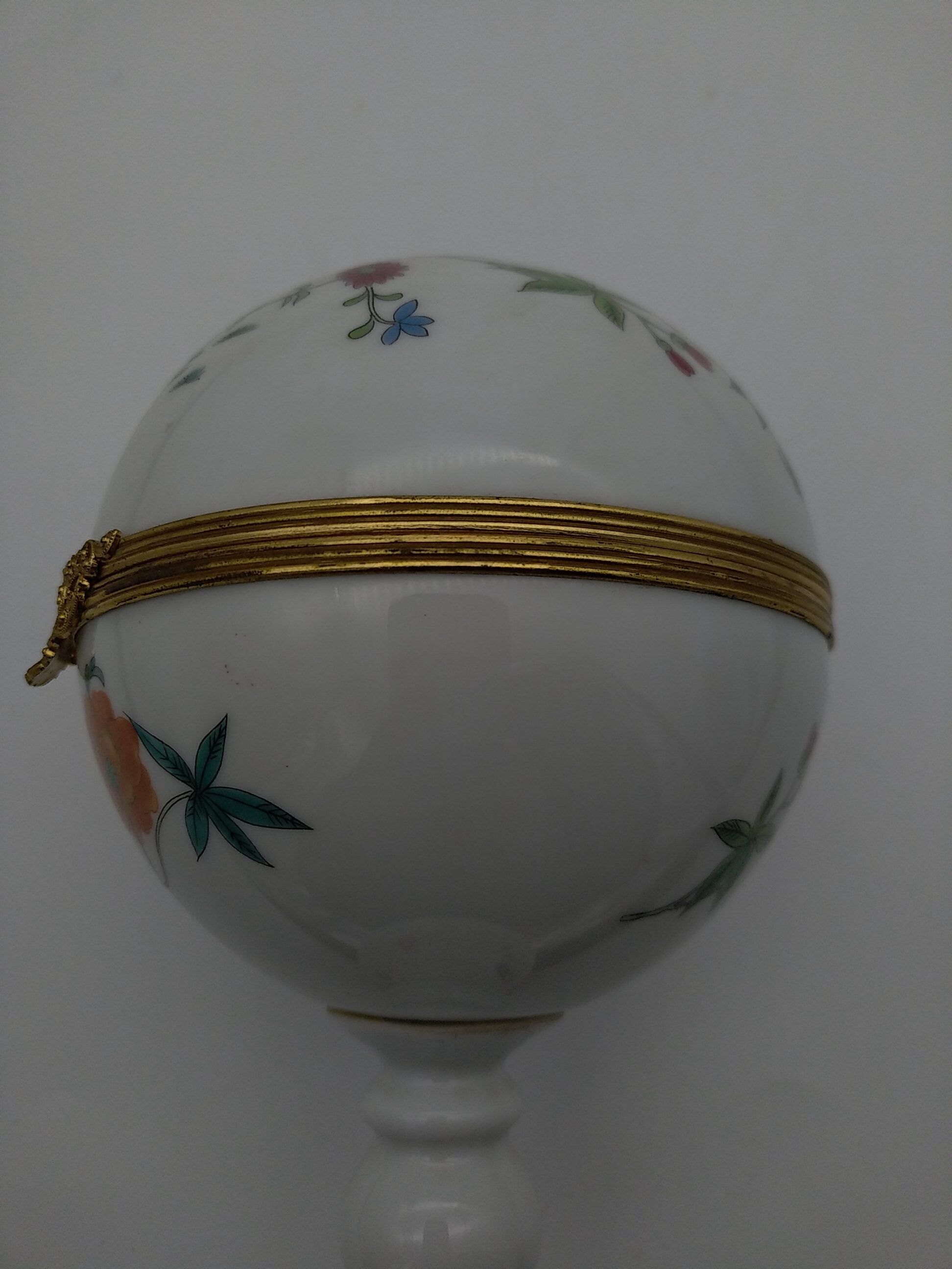 Box on foot, Limoges porcelain, Raynaud