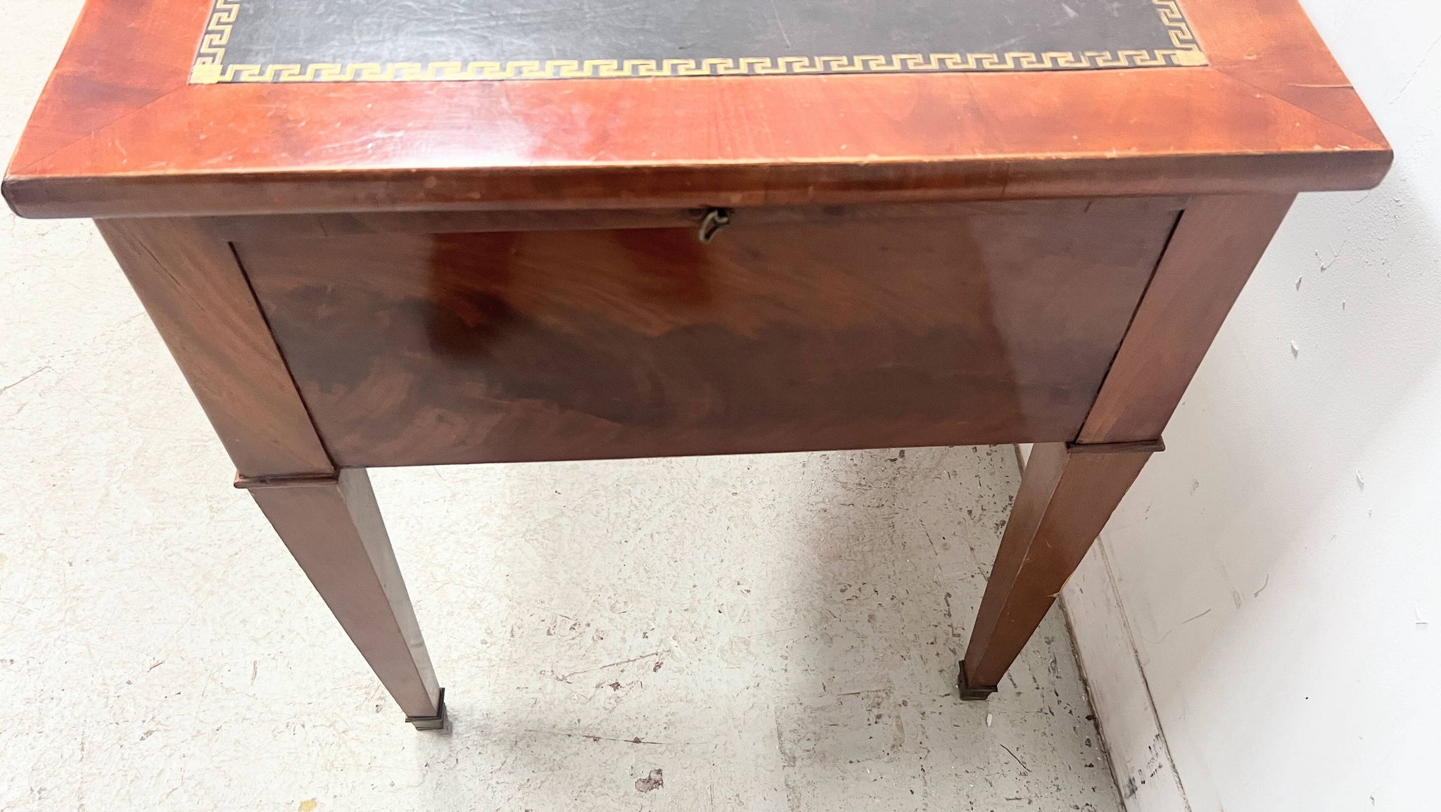 Bureau plat de style Louis XVI en acjou et placage XIX siècle