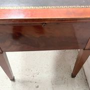 Bureau plat de style Louis XVI en acjou et placage XIX siècle