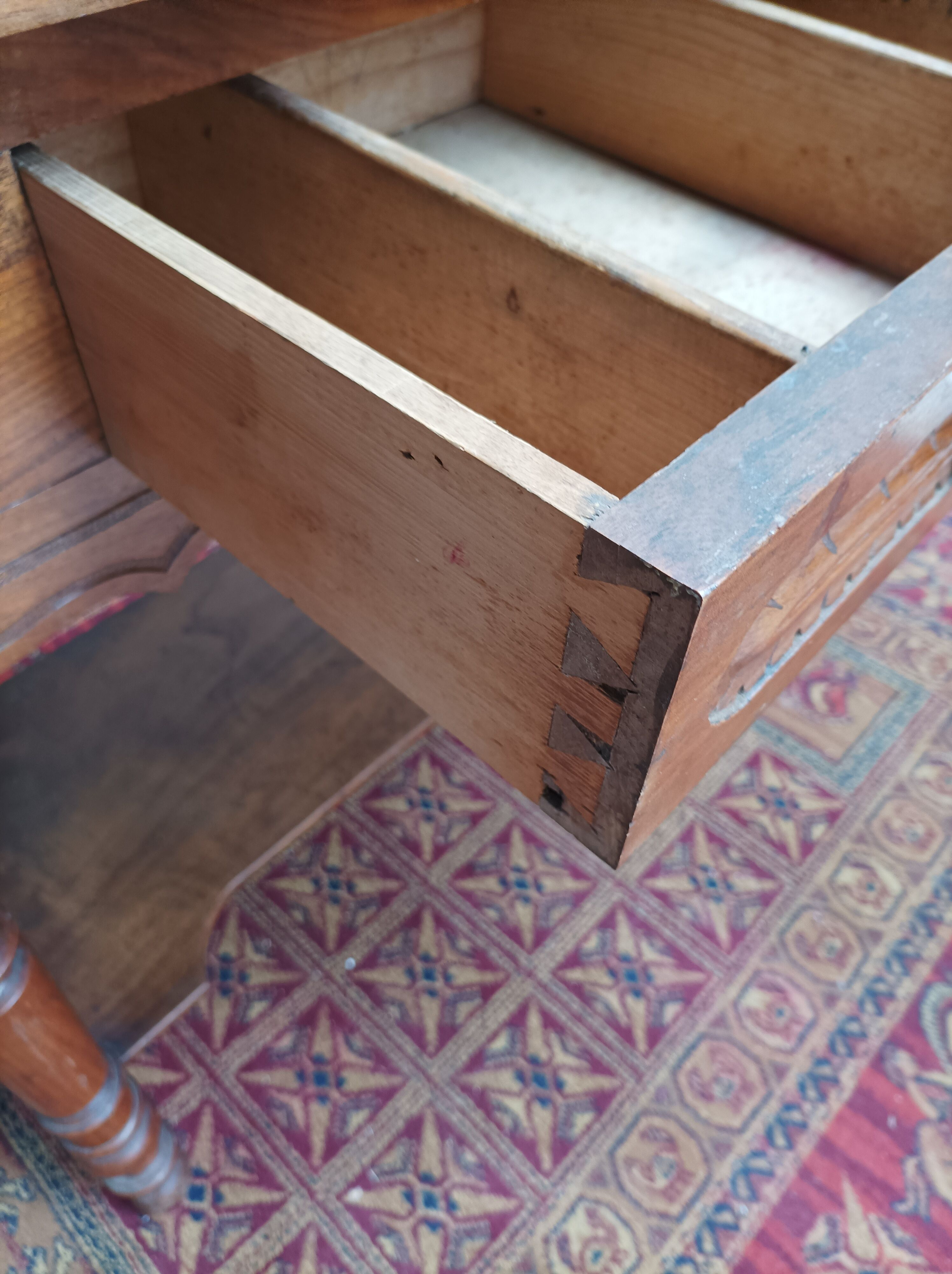 Meuble de toilette en noyer et merisier