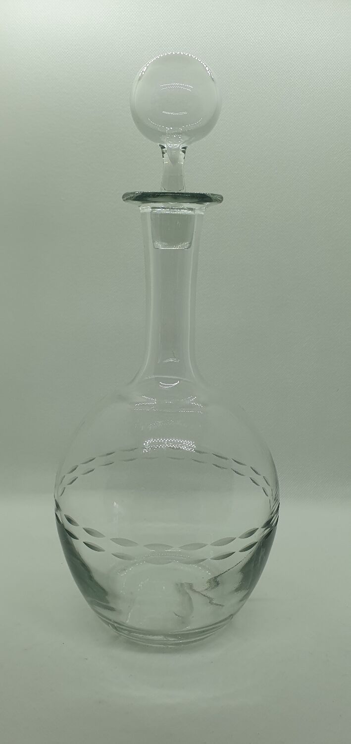 Engraved round decanter and its bubble top