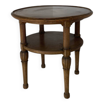Petite table basse en noyer sculpté années 1920