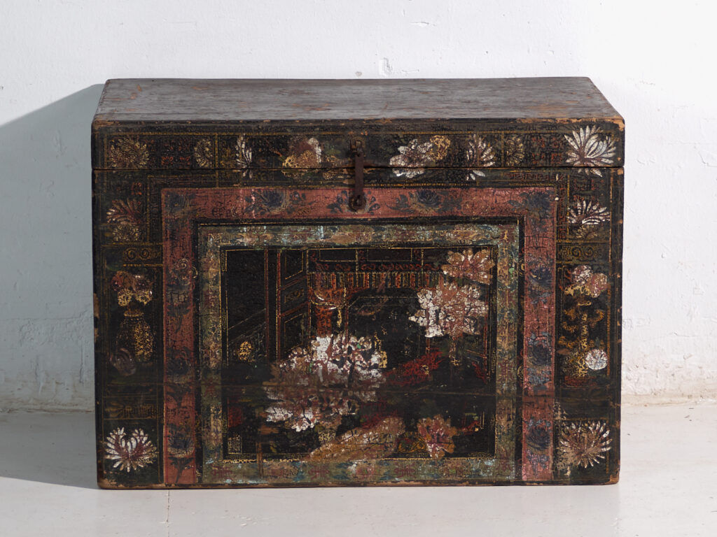 Antique chest painted in pine wood – China, around 1900