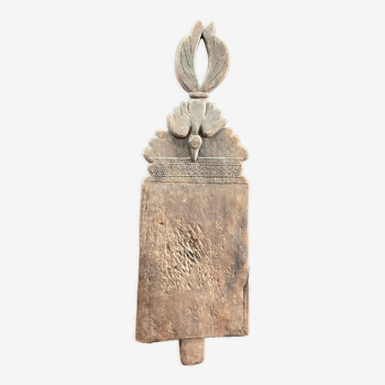 Porte de case en bois sculpté et gravé de frises géométriques et d'un oiseau Indonesie Timor rare