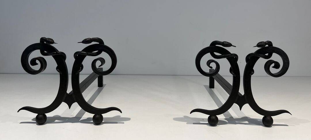 Paire de Chenets en Fer Forgé Modèle aux Serpents dans le Goût d’Edgar Bran