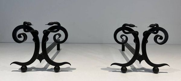 Paire de Chenets en Fer Forgé Modèle aux Serpents dans le Goût d’Edgar Bran
