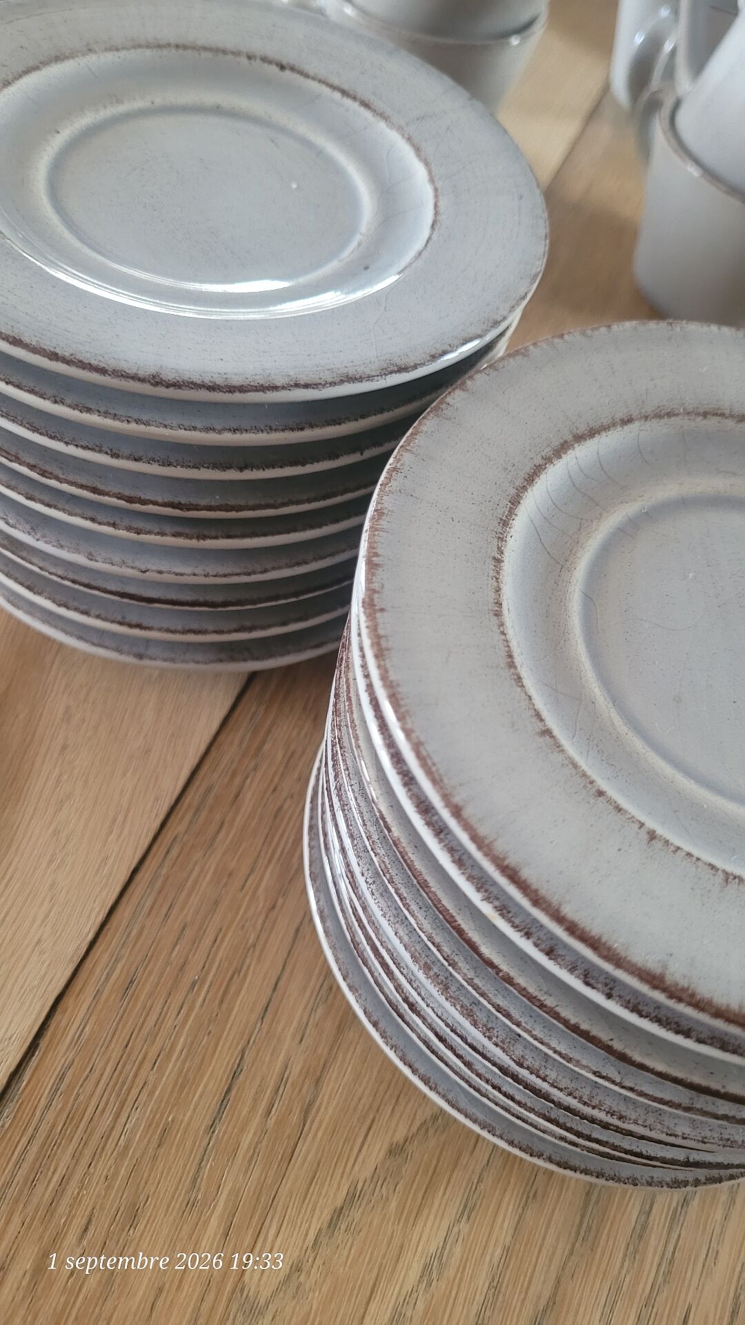17 hand-painted stoneware coffee cups and saucers (ideal for professional use)