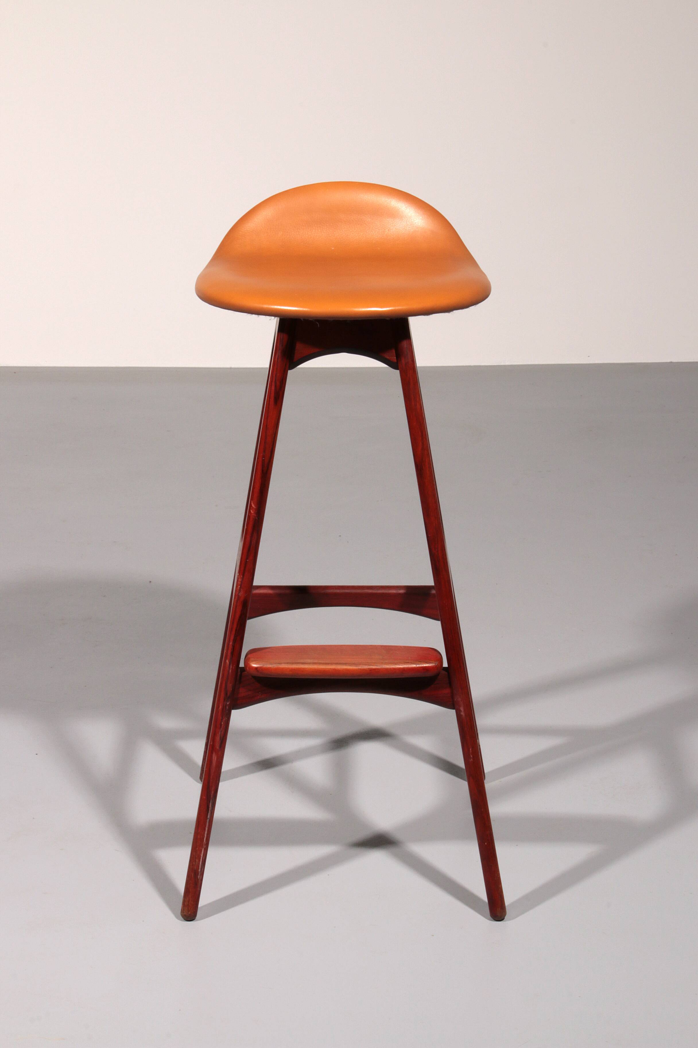 Tabouret de bar danois moderne modèle OD-61 en cuir et bois par Erik Buch pour Oddense Møbelfabrik, 1964