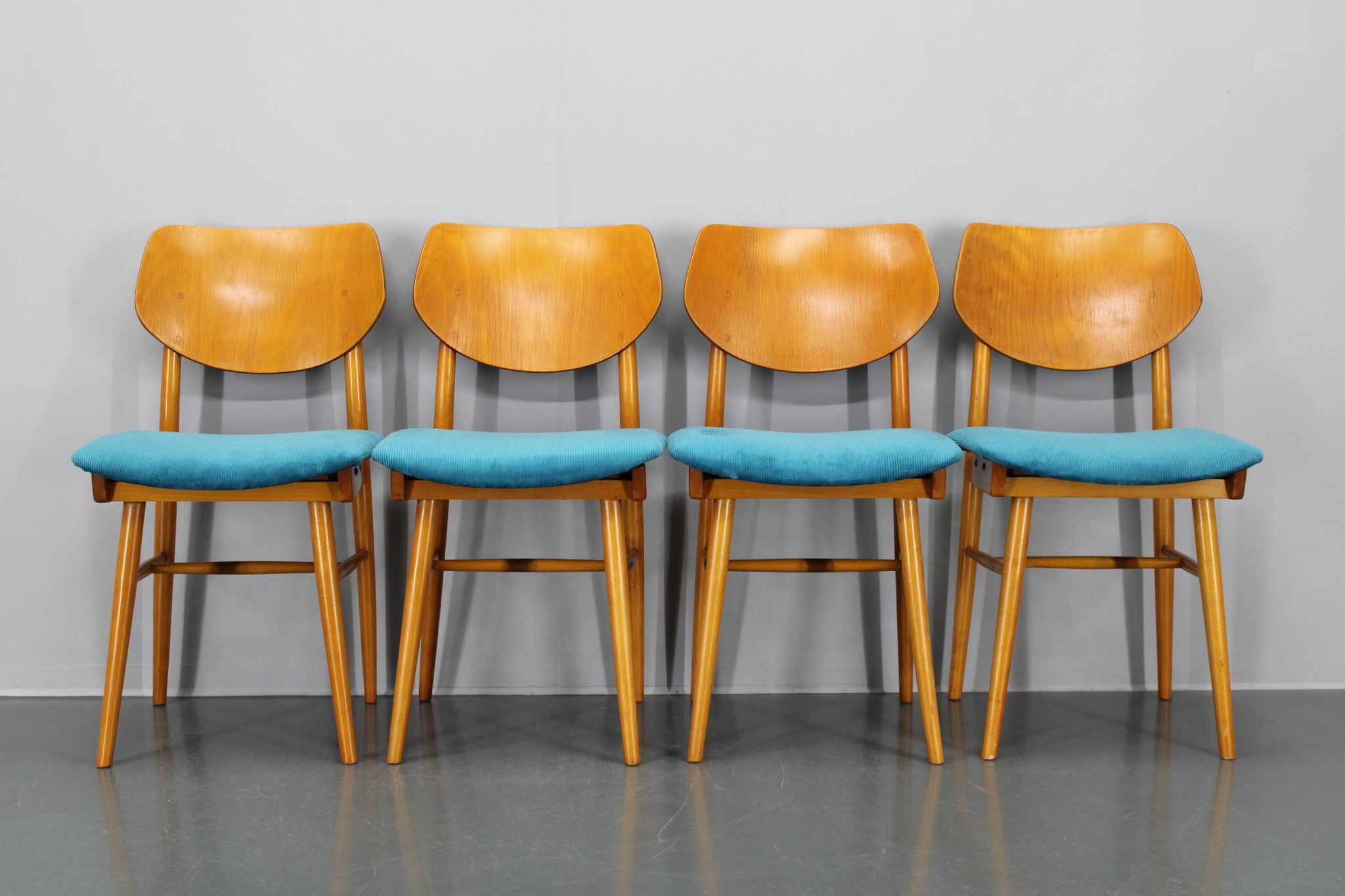 Ensemble de quatre chaises de salle à manger en hêtre des années 1970 par TON, Tchécoslovaquie